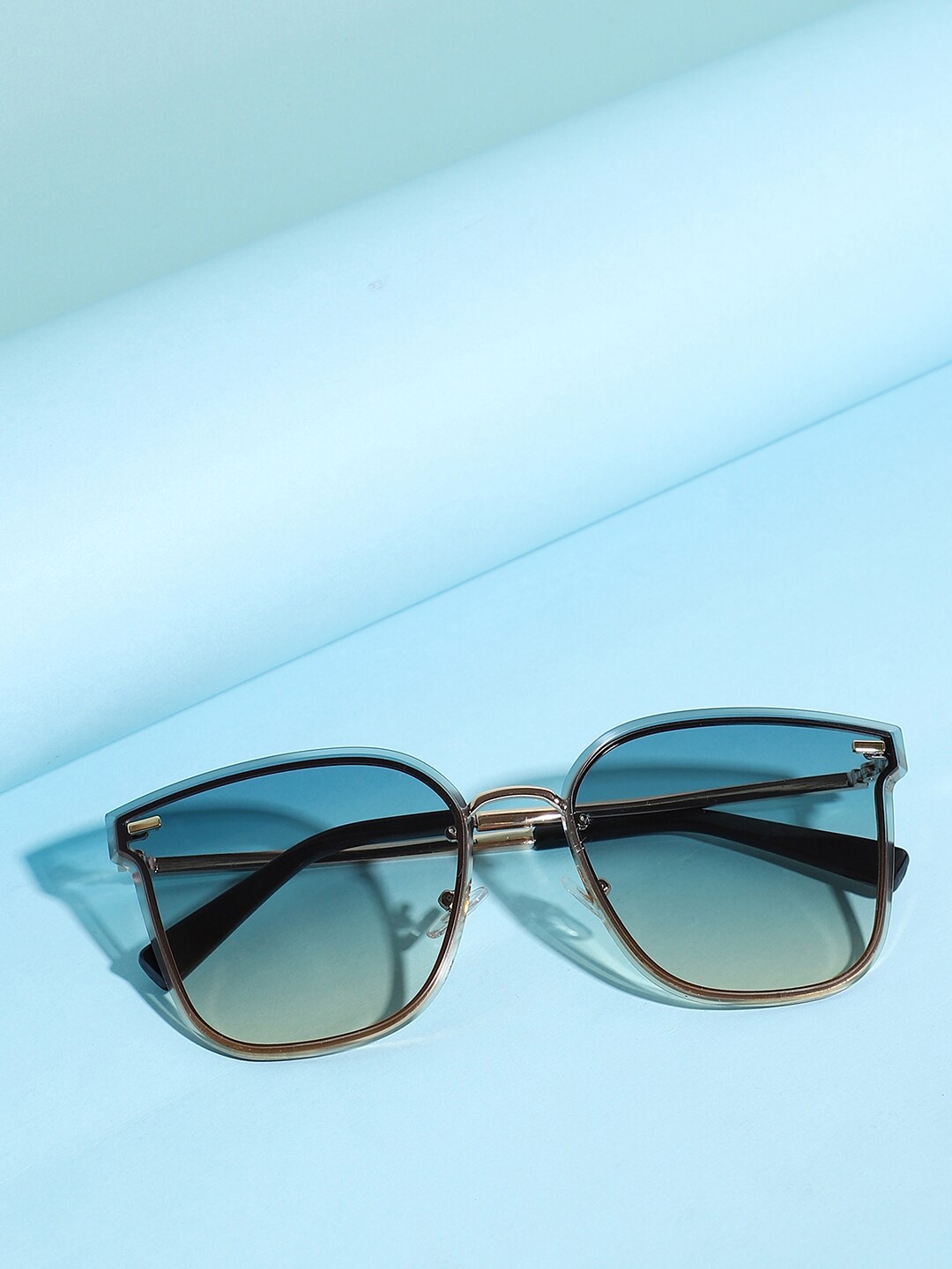 HAUTE SAUCE by Campus Sutra Women Mirrored Lens & Gold-Toned Wayfarer Sunglasses with Polarised Lens
HAUTE SAUCE by Campus Sutra Women Mirrored Lens & Gold-Toned Wayfarer Sunglasses with Polarised Lens