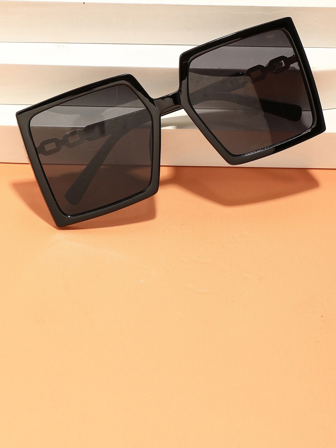 HAUTE SAUCE by Campus Sutra Women Mirrored Lens & Black Rectangle Sunglasses with Polarised Lens
HAUTE SAUCE by Campus Sutra Women Mirrored Lens & Black Rectangle Sunglasses with Polarised Lens