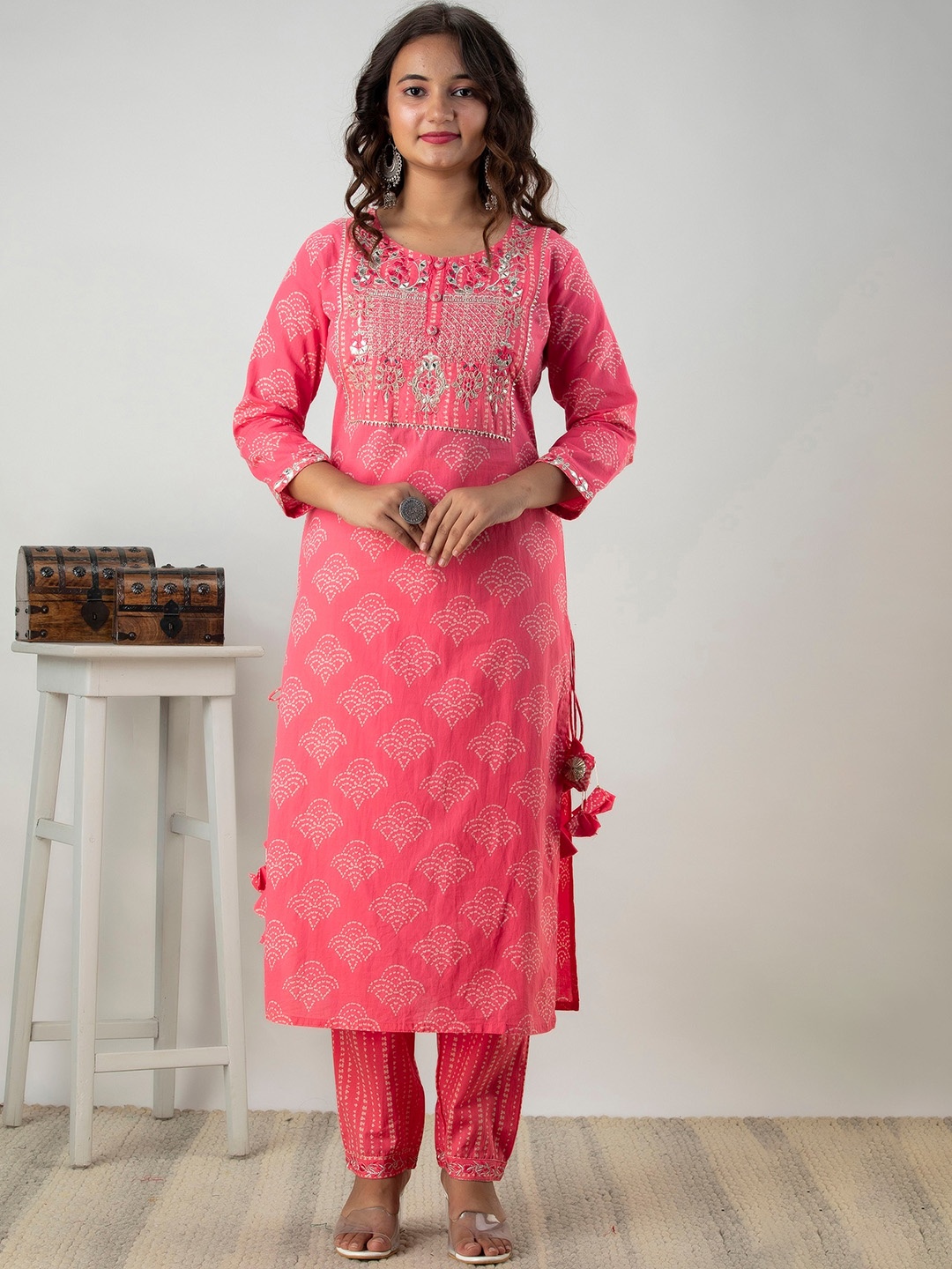 Kesarya Women Pink Floral Embroidered Zardozi Pure Cotton Kurta with Trousers & With Dupatta
Kesarya Women Pink Floral Embroidered Zardozi Pure Cotton Kurta with Trousers & With Dupatta