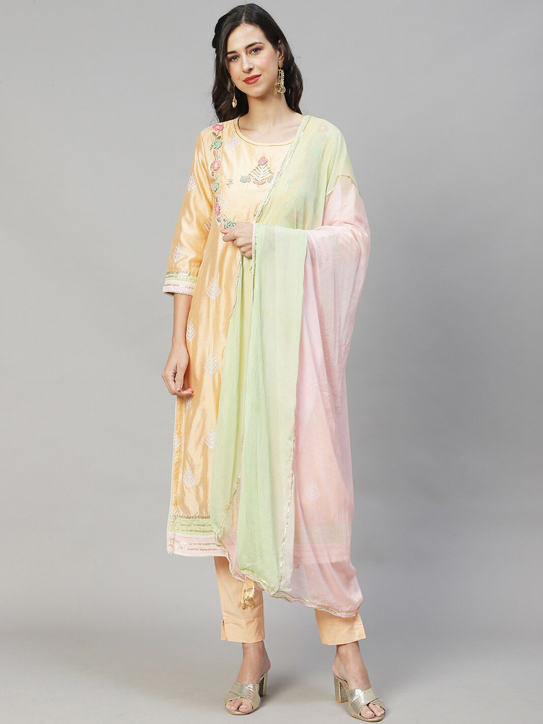 FASHOR Women Peach-Coloured Floral Embroidered Sequinned Kurta with Trousers & With Dupatta
FASHOR Women Peach-Coloured Floral Embroidered Sequinned Kurta with Trousers & With Dupatta