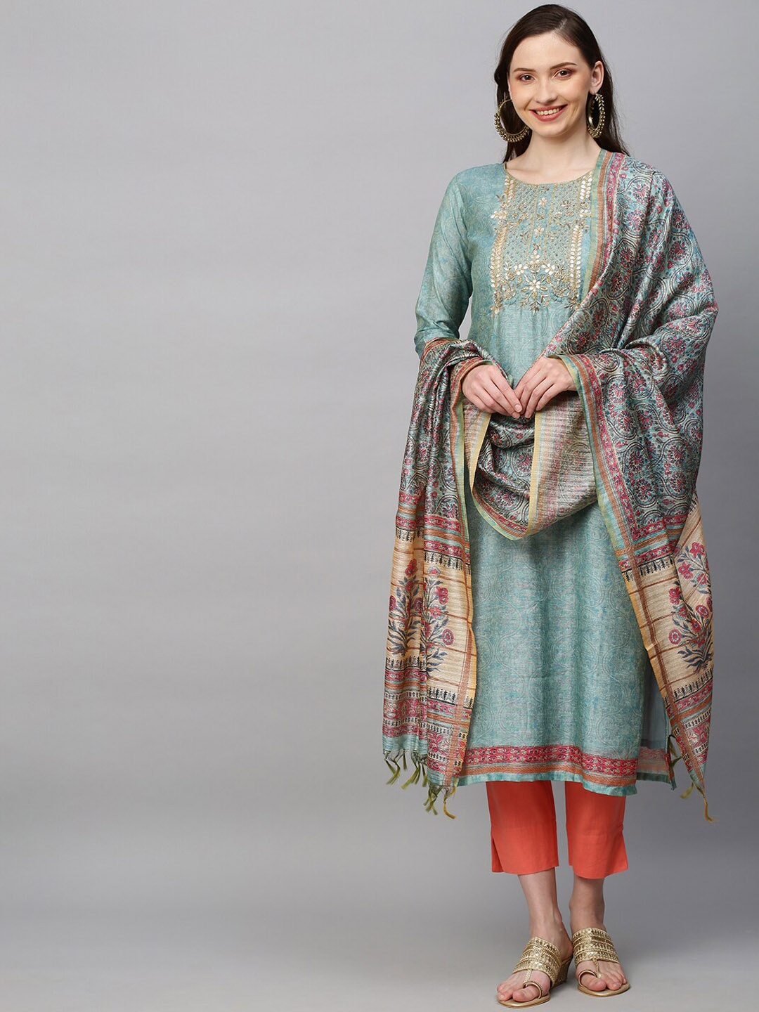 FASHOR Women Blue Geometric Printed Flared Sleeves Mirror Work Chanderi Silk Kaftan Kurta
FASHOR Women Blue Geometric Printed Flared Sleeves Mirror Work Chanderi Silk Kaftan Kurta