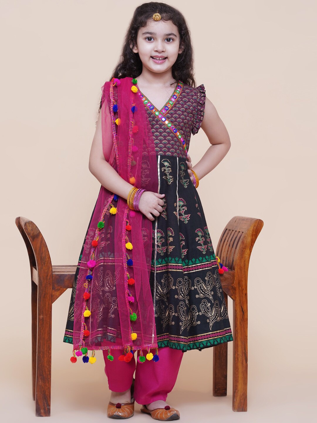 Bitiya by Bhama Girls Black & Pink Foil Printed Empire Kurta with Trousers & With Dupatta
Bitiya by Bhama Girls Black & Pink Foil Printed Empire Kurta with Trousers & With Dupatta