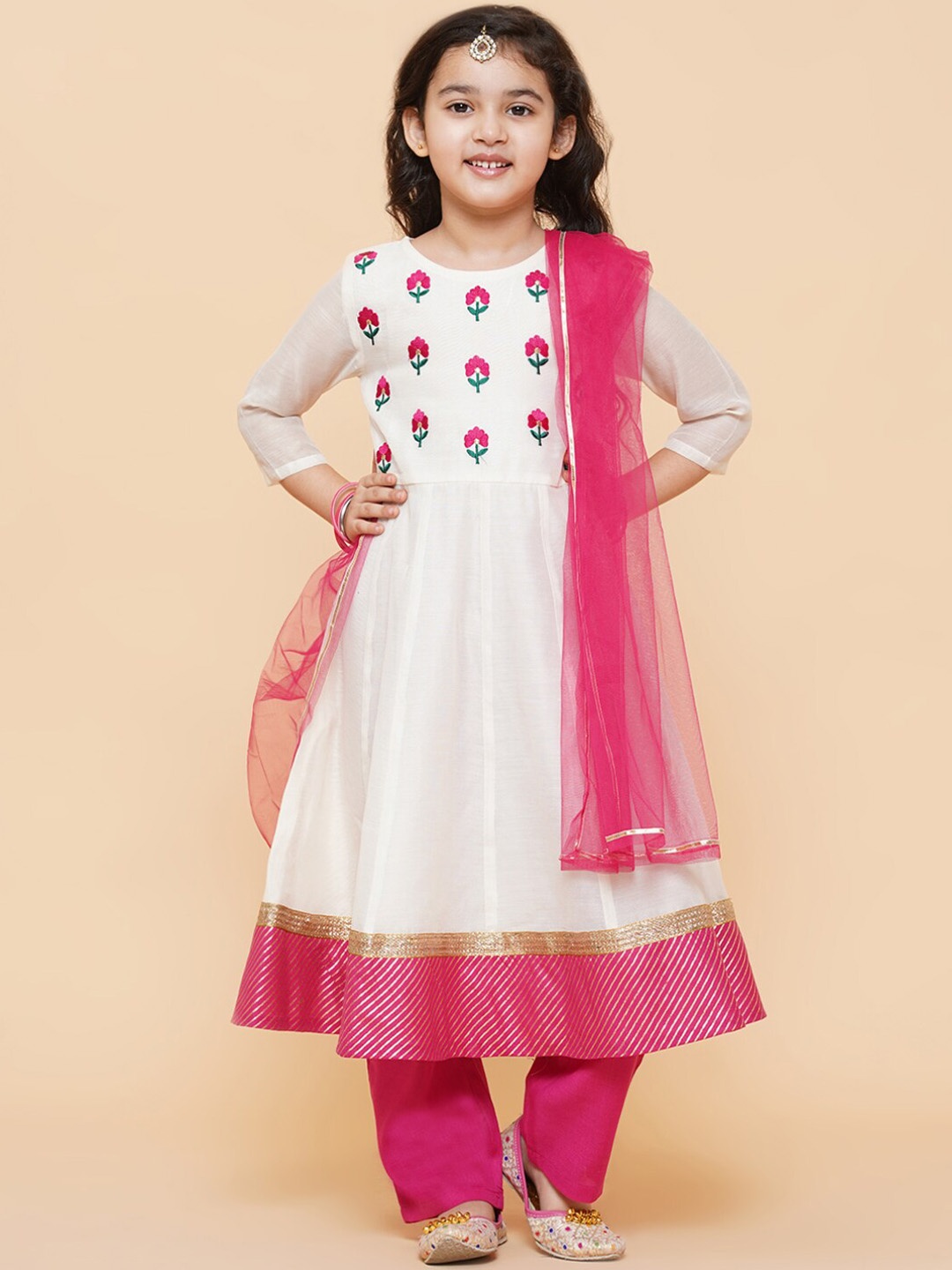 Bitiya by Bhama Girls White Floral Embroidered Anarkali Kurta with Trousers & With Dupatta
Bitiya by Bhama Girls White Floral Embroidered Anarkali Kurta with Trousers & With Dupatta