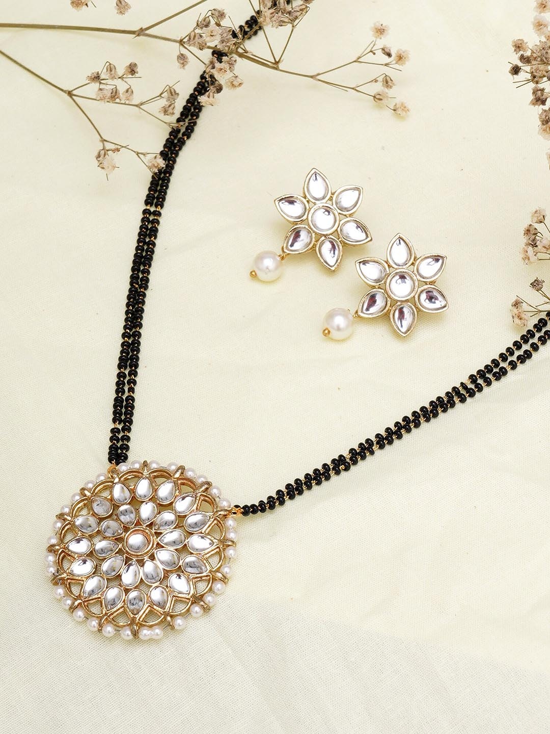 KARATCART Black & White Gold-Plated Kundan-Studded & Beaded Mangalsutra With Earrings
KARATCART Black & White Gold-Plated Kundan-Studded & Beaded Mangalsutra With Earrings