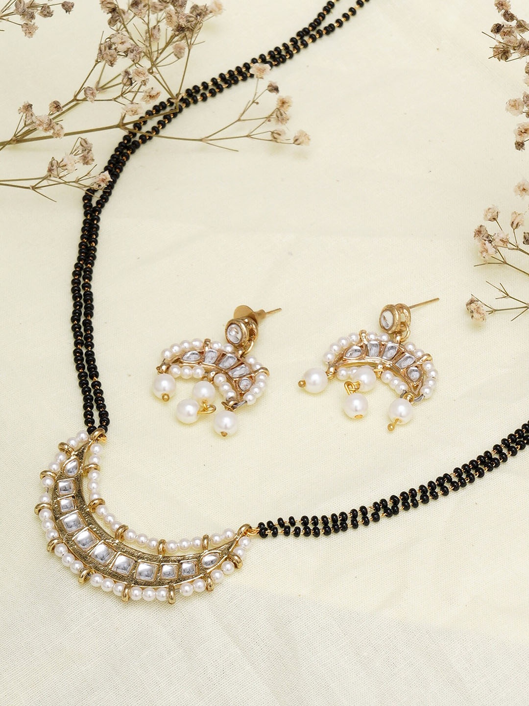 KARATCART White & Black Gold-Plated Kundan-Studded & Beaded Mangalsutra With Earrings
KARATCART White & Black Gold-Plated Kundan-Studded & Beaded Mangalsutra With Earrings