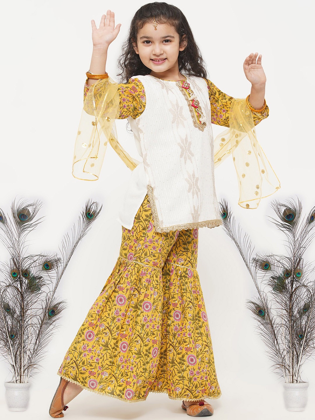 Little Bansi Girls White Floral Embroidered Pure Cotton Kurta with Sharara & With Dupatta
Little Bansi Girls White Floral Embroidered Pure Cotton Kurta with Sharara & With Dupatta