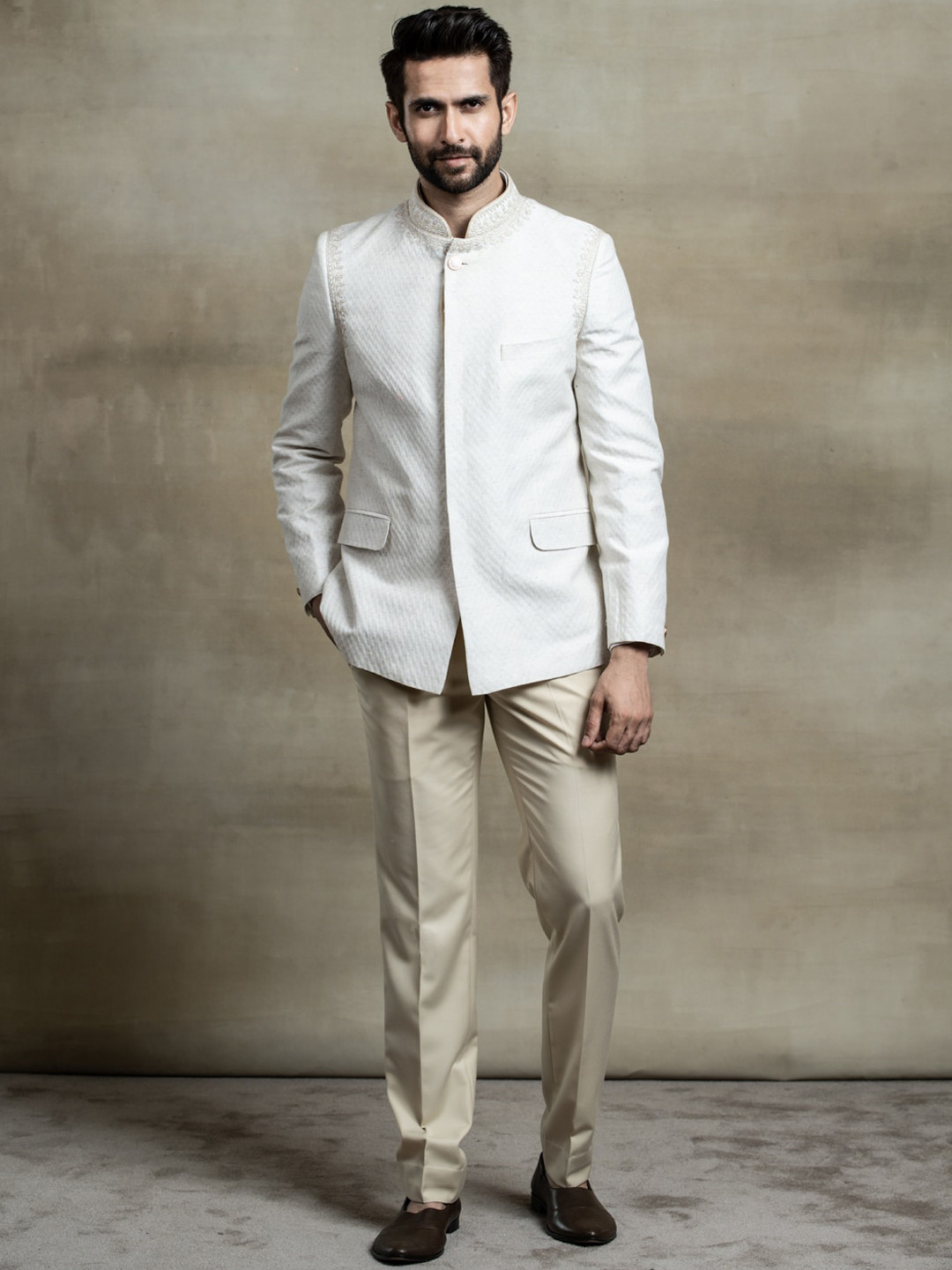 Tasva Men Off-White & Beige Bandhgala In Jacquard With Placement Dori Work Suit
Tasva Men Off-White & Beige Bandhgala In Jacquard With Placement Dori Work Suit