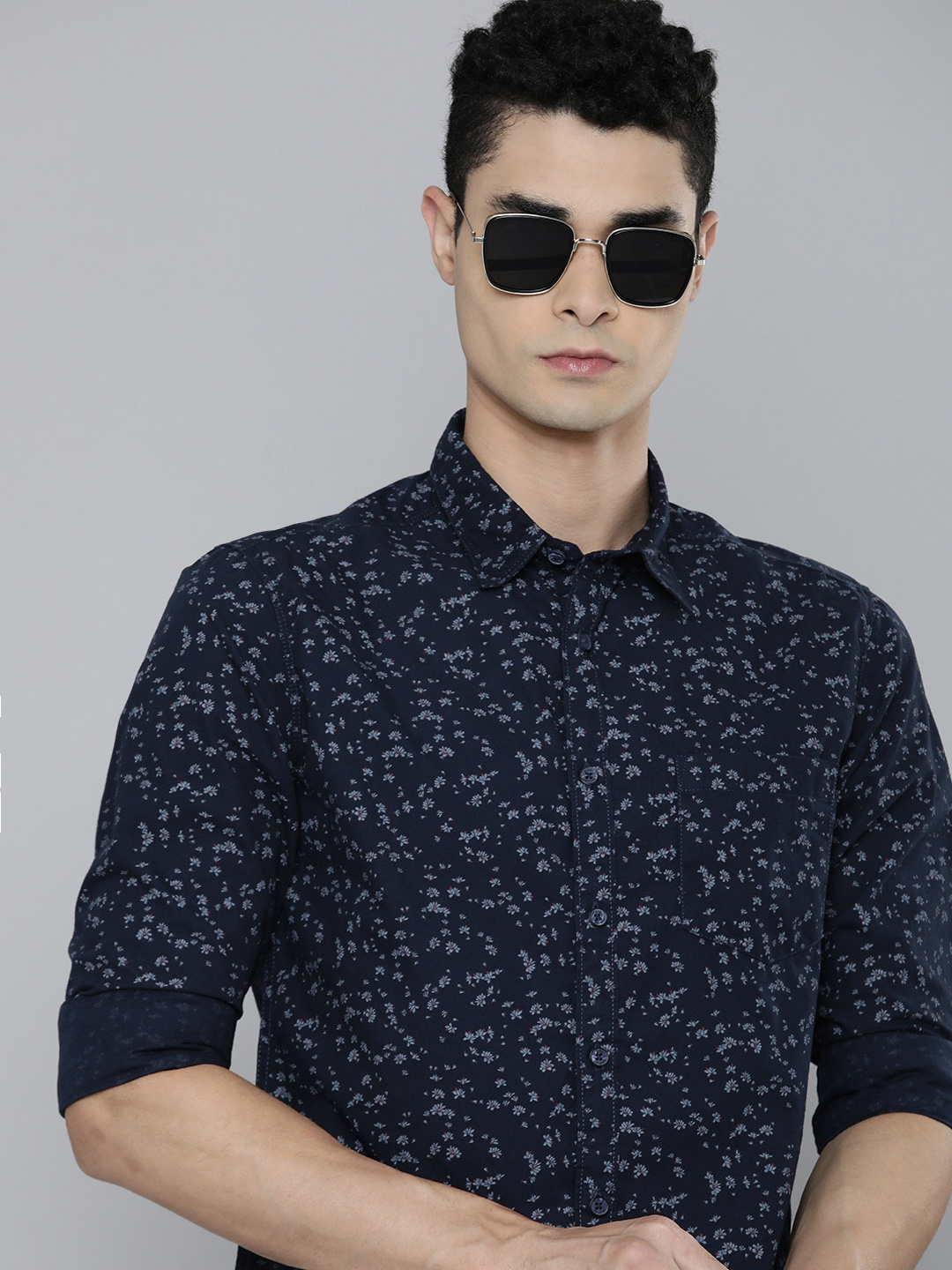 Flying Machine Men Navy Blue Standard Slim Fit Floral Printed Pure Cotton Casual Shirt
Flying Machine Men Navy Blue Standard Slim Fit Floral Printed Pure Cotton Casual Shirt