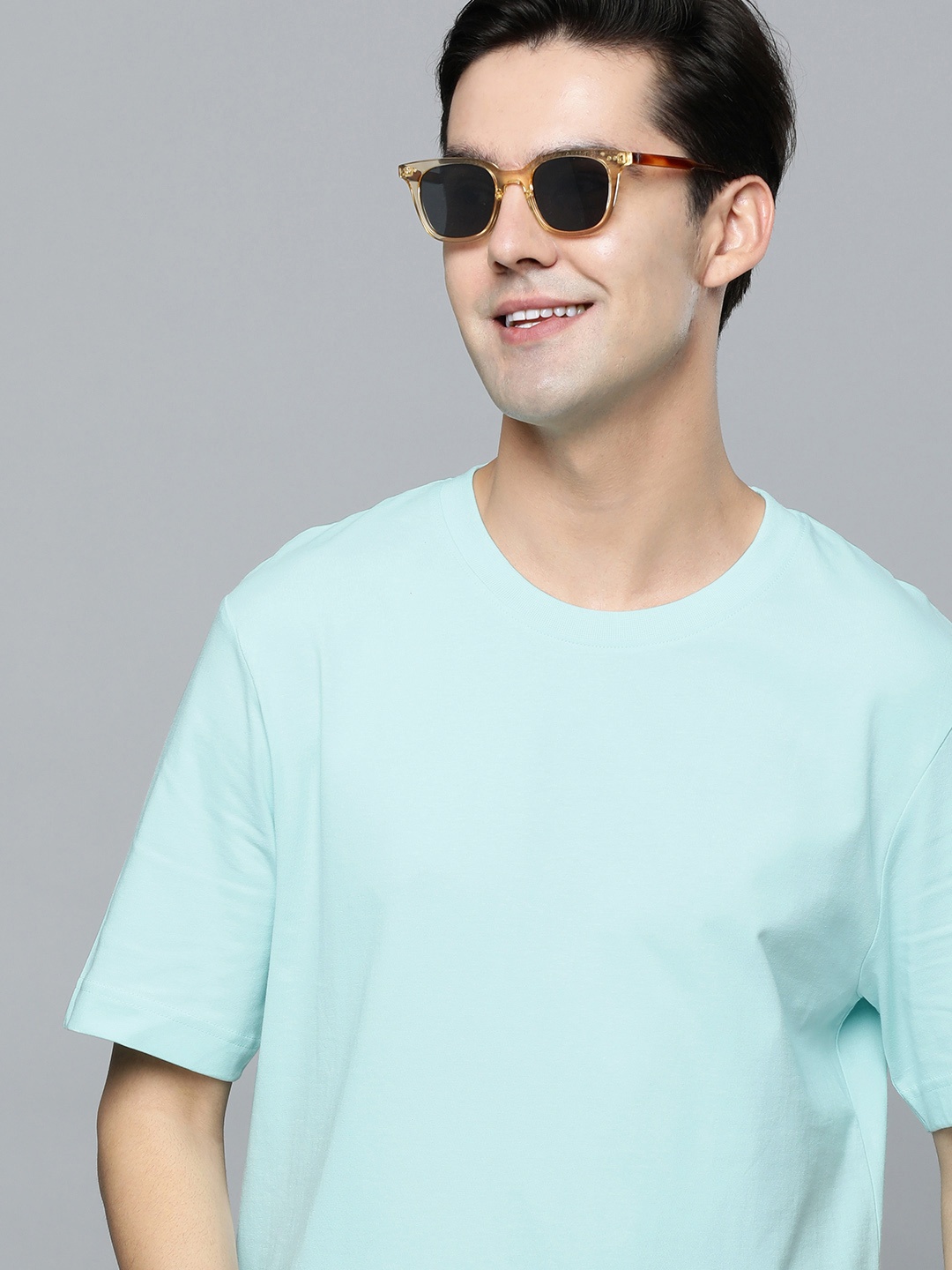 Flying Machine Men Blue Solid Round Neck Drop-Shoulder Sleeves Indigo Pure Cotton T-shirt
Flying Machine Men Blue Solid Round Neck Drop-Shoulder Sleeves Indigo Pure Cotton T-shirt