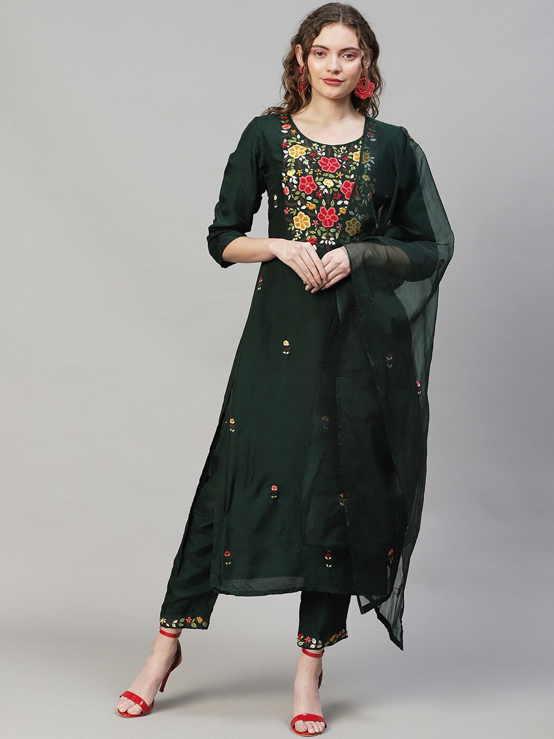 FASHOR Women Green Floral Yoke Design Sequinned Kurta with Trousers & With Dupatta
FASHOR Women Green Floral Yoke Design Sequinned Kurta with Trousers & With Dupatta