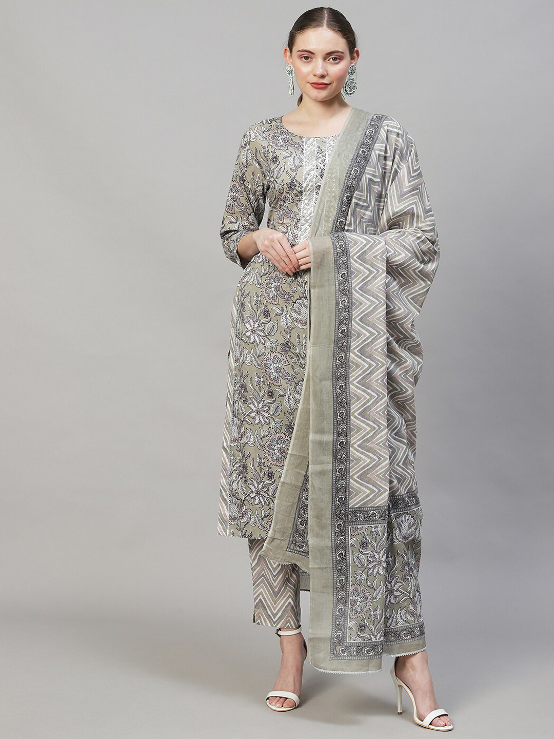 FASHOR Women Grey Floral Printed Gotta Patti Pure Cotton Kurta with Trousers & With Dupatta
FASHOR Women Grey Floral Printed Gotta Patti Pure Cotton Kurta with Trousers & With Dupatta