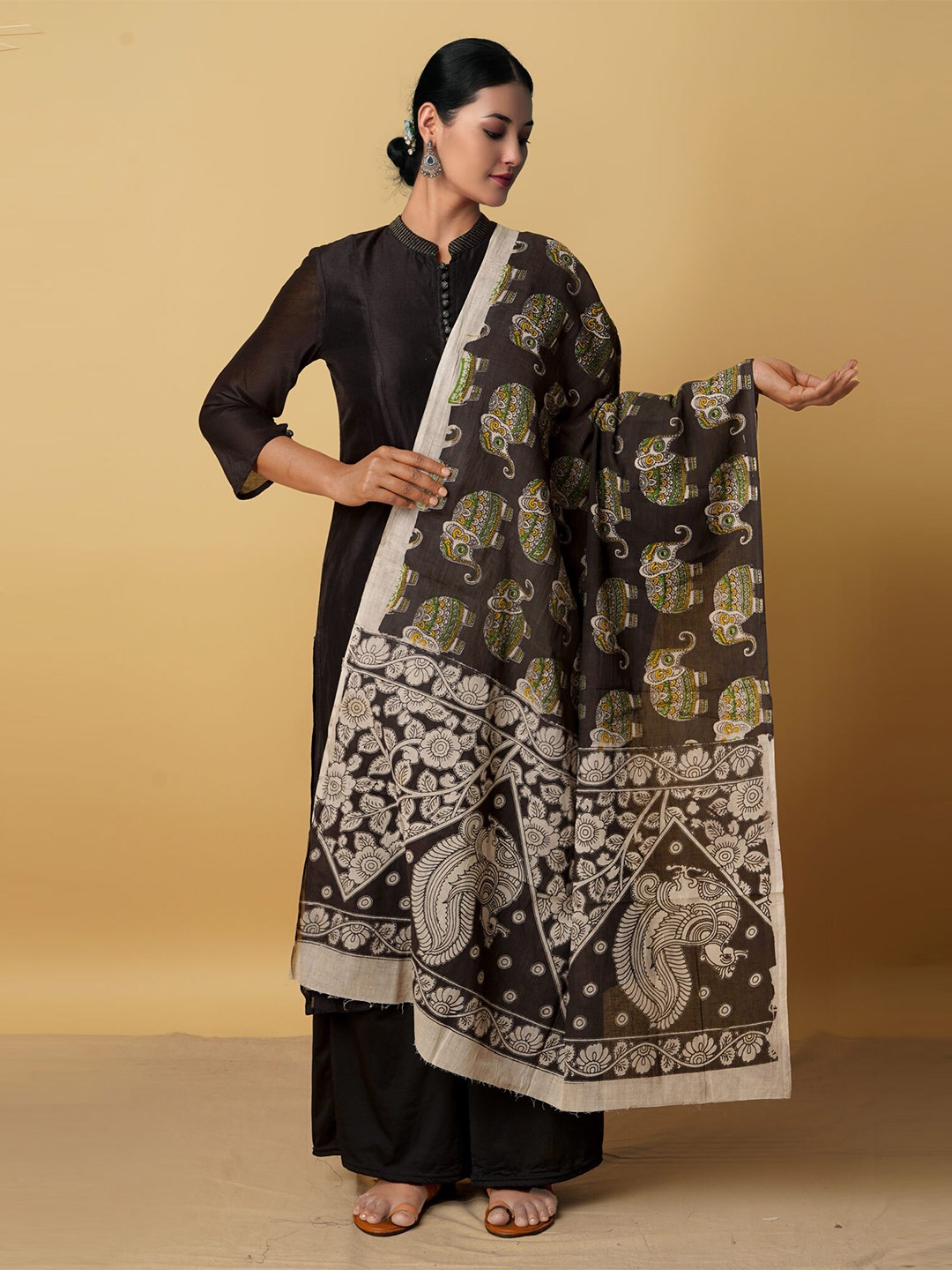Unnati Silks Black & Cream-Coloured Ethnic Motifs Printed Pure Cotton Kalamkari Dupatta
Unnati Silks Black & Cream-Coloured Ethnic Motifs Printed Pure Cotton Kalamkari Dupatta
