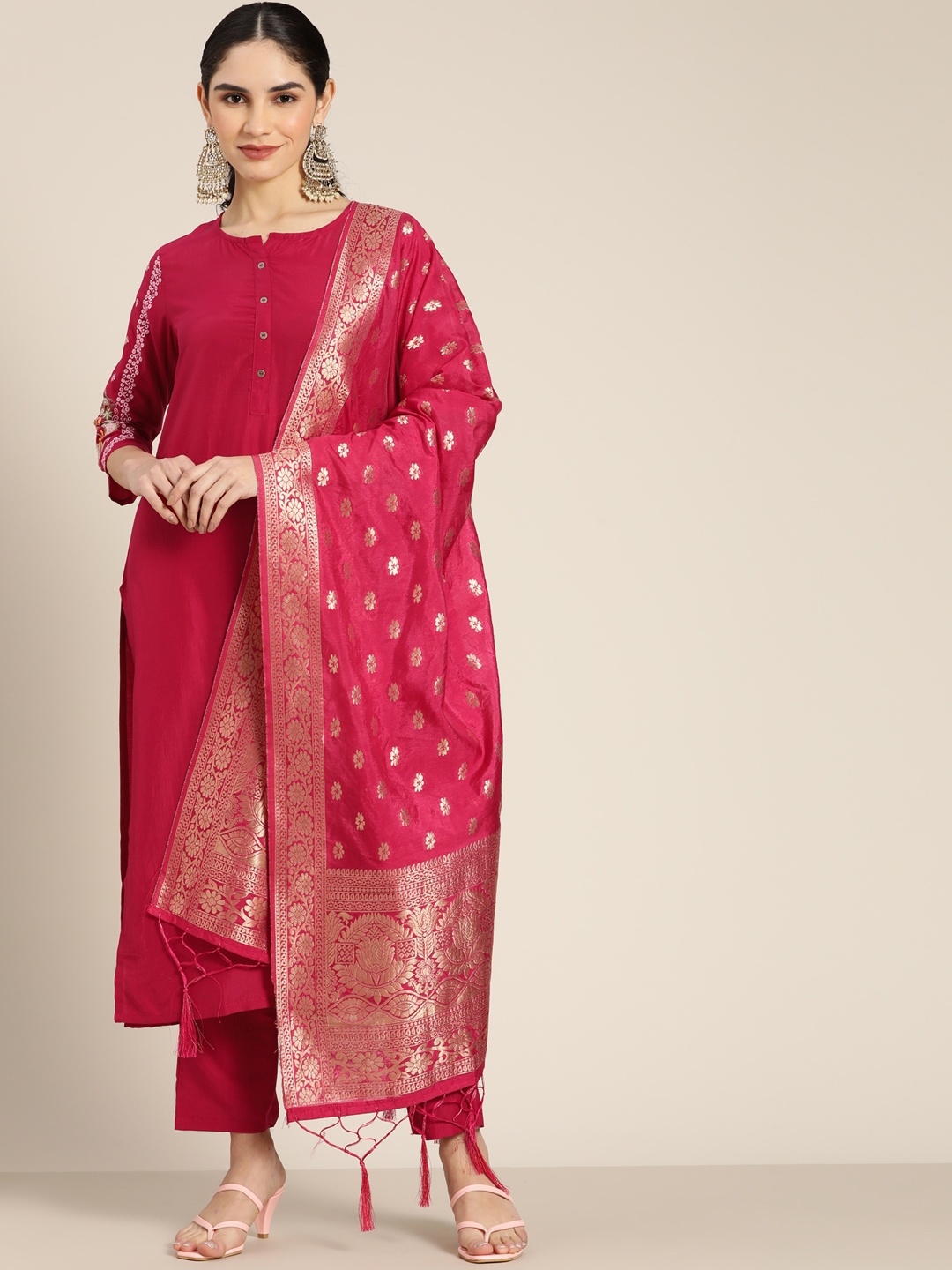 Tikhi Imli Women Fuchsia Pink & Golden Thread Work Kurta with Trousers & With Dupatta
Tikhi Imli Women Fuchsia Pink & Golden Thread Work Kurta with Trousers & With Dupatta