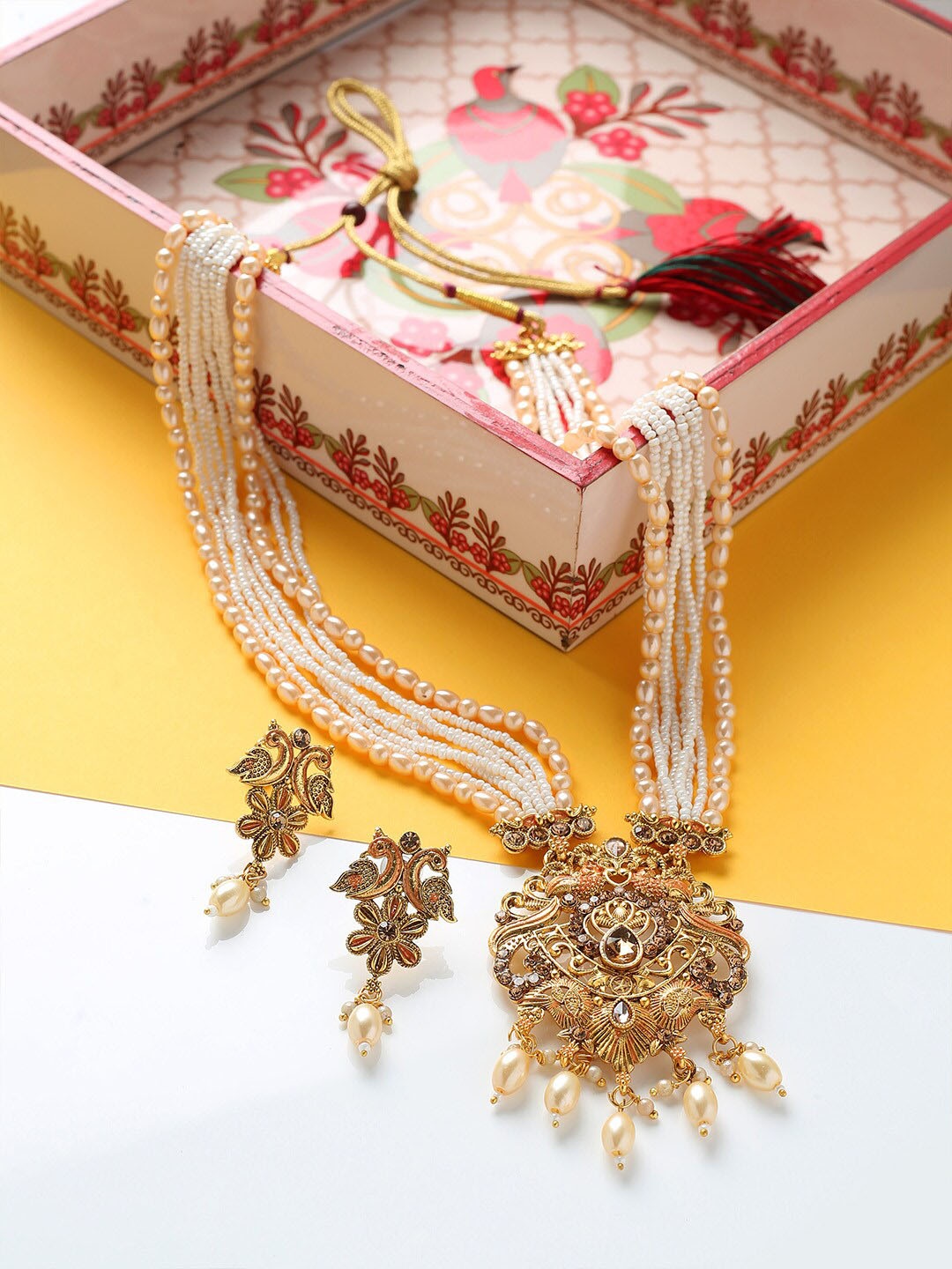 MAD CLUB Gold-Plated Gold-Toned Peach Kundan Studded & Pearl Beaded Jewellery Set