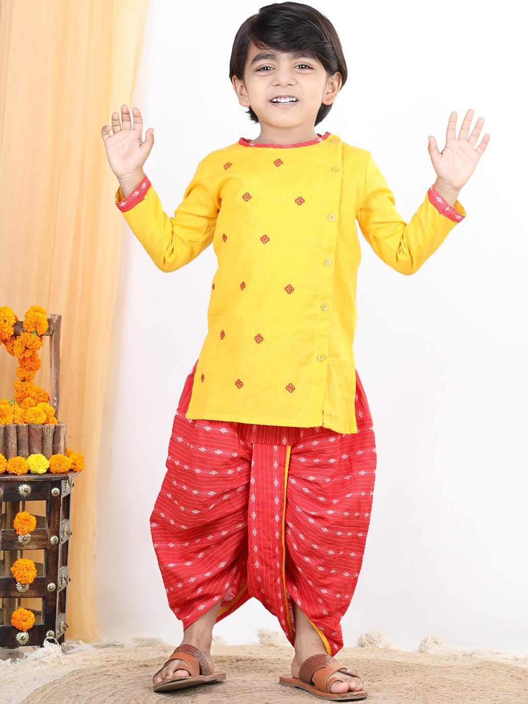 Kinder Kids Boys Yellow Floral Embroidered Thread Work Pure Cotton Kurta with Dhoti Pants
Kinder Kids Boys Yellow Floral Embroidered Thread Work Pure Cotton Kurta with Dhoti Pants
