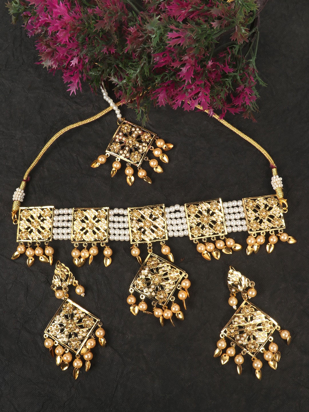 JEWELS GEHNA White & Peach-Coloured Gold-Plated Stone Studded & Beaded Jewellery Set
JEWELS GEHNA White & Peach-Coloured Gold-Plated Stone Studded & Beaded Jewellery Set