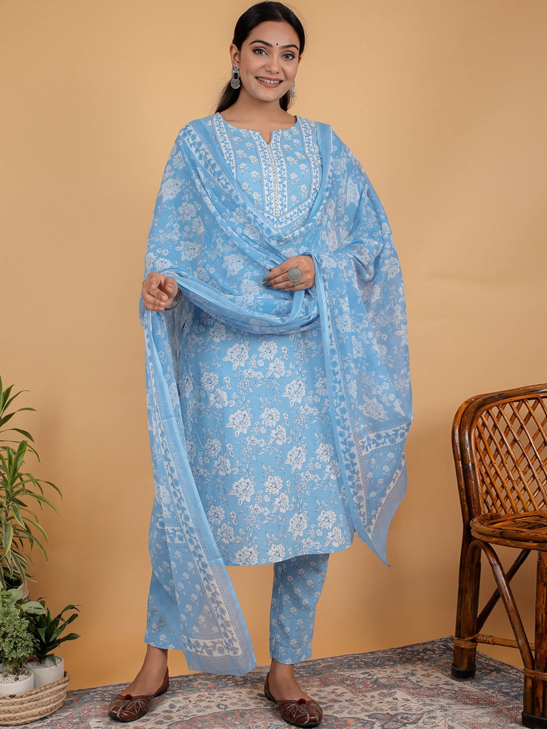 ETHNIC STREET Women Floral Printed Pure Cotton Kurta with Trousers & Dupatta, Blue
ETHNIC STREET Women Floral Printed Pure Cotton Kurta with Trousers & Dupatta, Blue