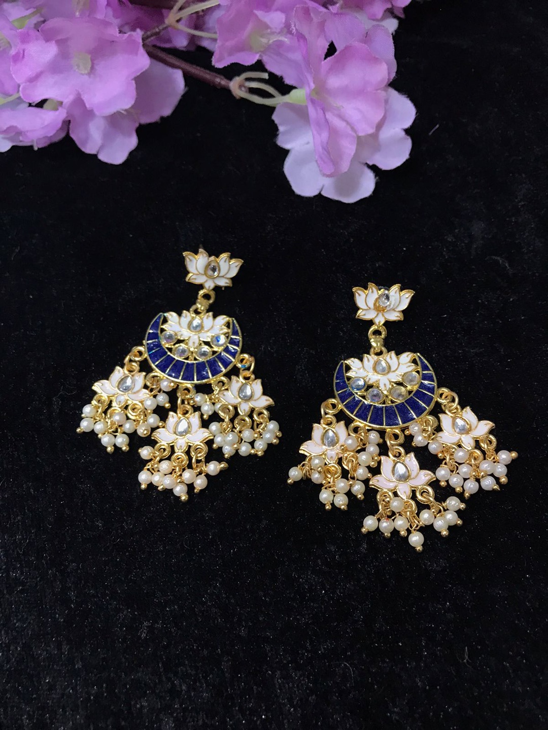 MORKANTH JEWELLERY Women Navy Blue Gold Plated kundan studded lotus design chandbalis
MORKANTH JEWELLERY Women Navy Blue Gold Plated kundan studded lotus design chandbalis