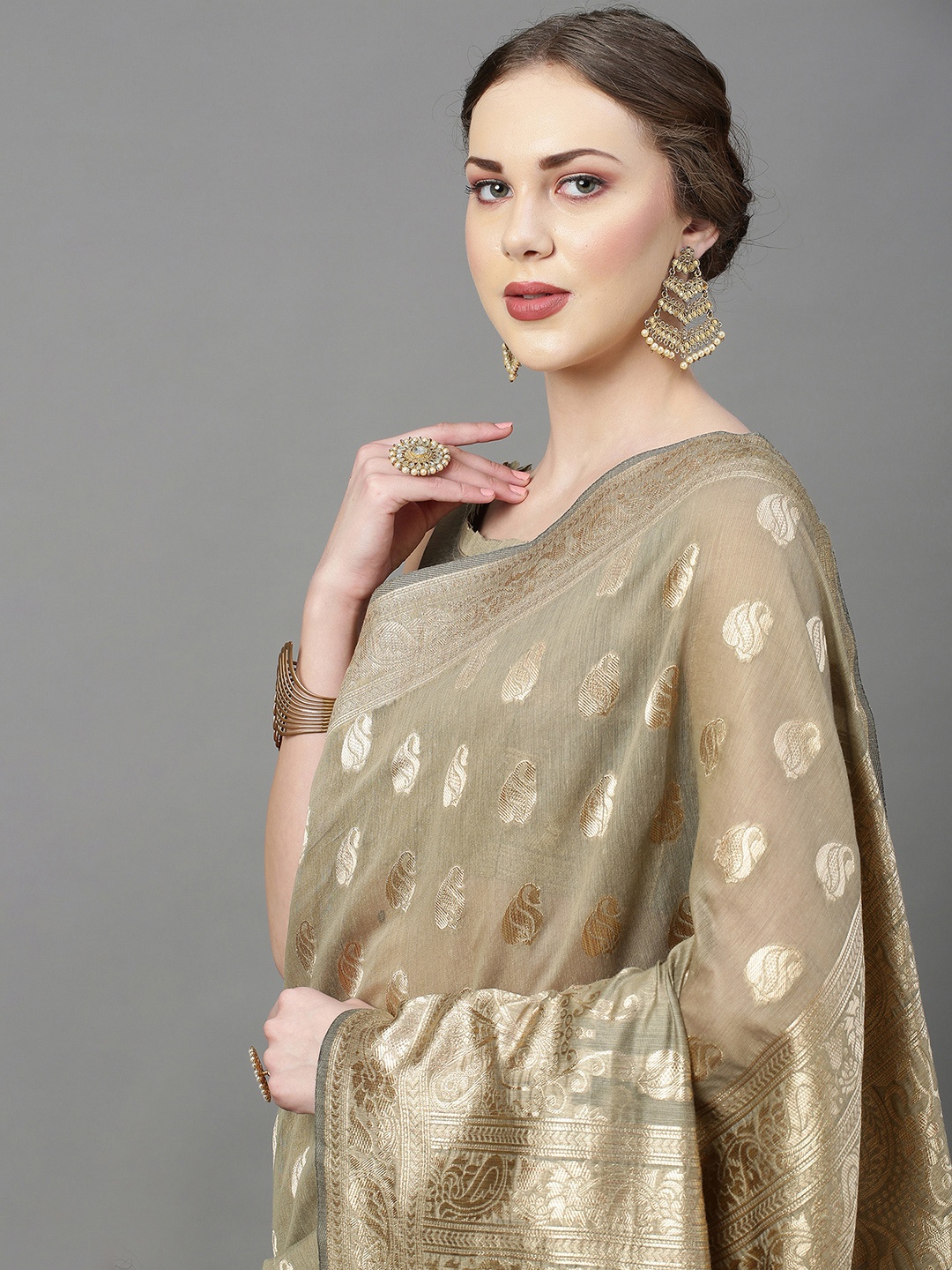 Mitera Beige & Gold Woven Design Zari Silk Cotton Banarasi Saree With Unstitched Blouse
Mitera Beige & Gold Woven Design Zari Silk Cotton Banarasi Saree With Unstitched Blouse