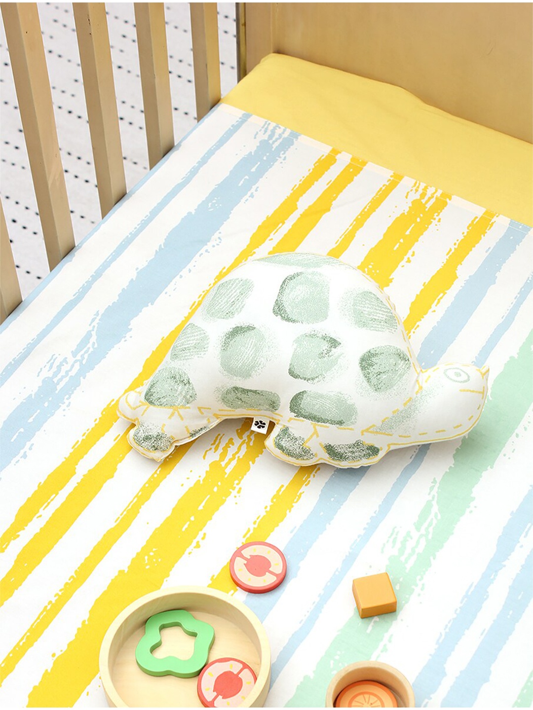 House This White & Yellow Tortoise Cotton 180 TC Queen Bedsheet with Pillow Covers
House This White & Yellow Tortoise Cotton 180 TC Queen Bedsheet with Pillow Covers