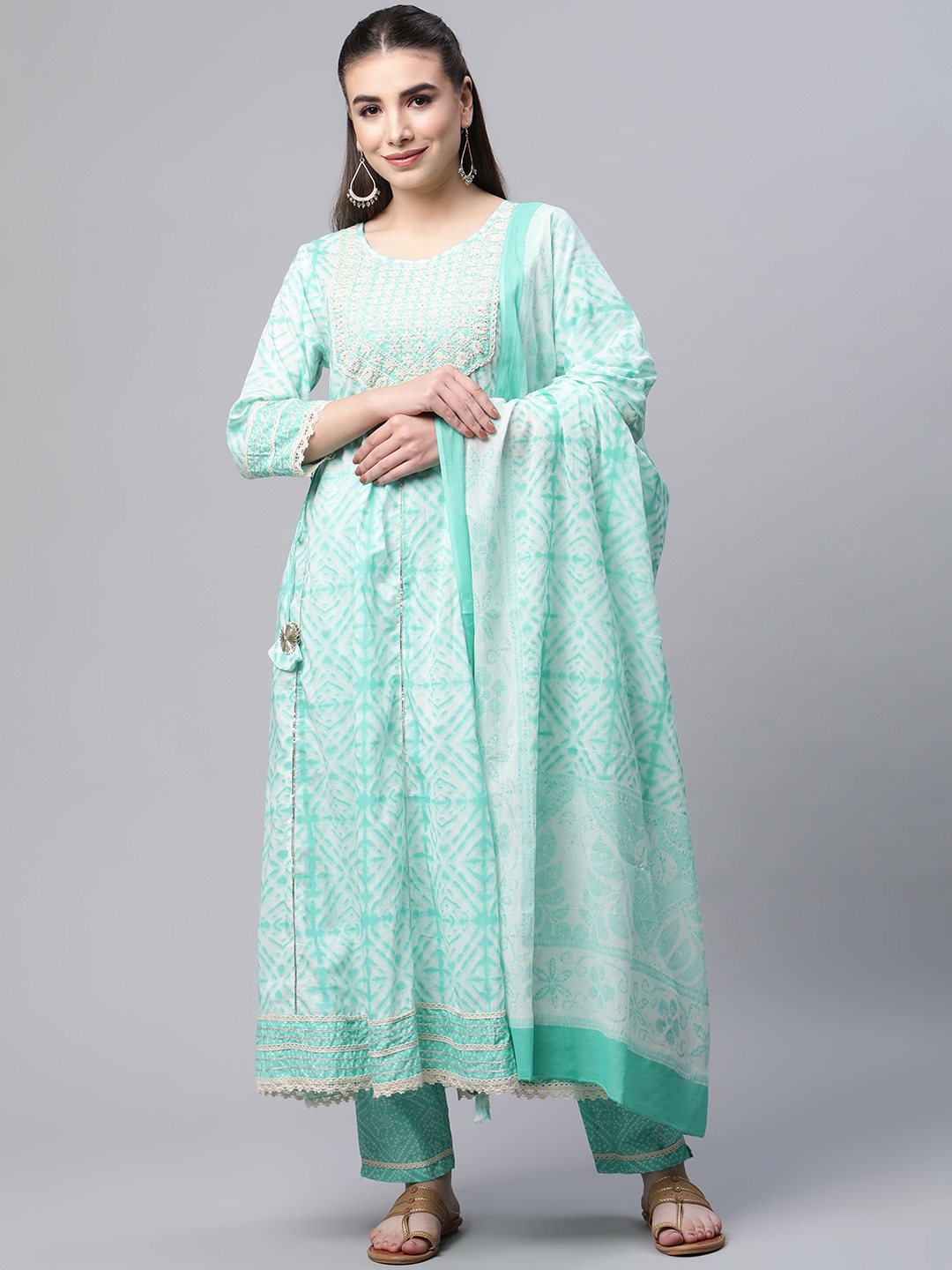 Mishpra Women Green Bandhani Yoke Design Panelled Gotta Patti Pure Cotton Kurta with Trousers & With Dupatta
Mishpra Women Green Bandhani Yoke Design Panelled Gotta Patti Pure Cotton Kurta with Trousers & With Dupatta