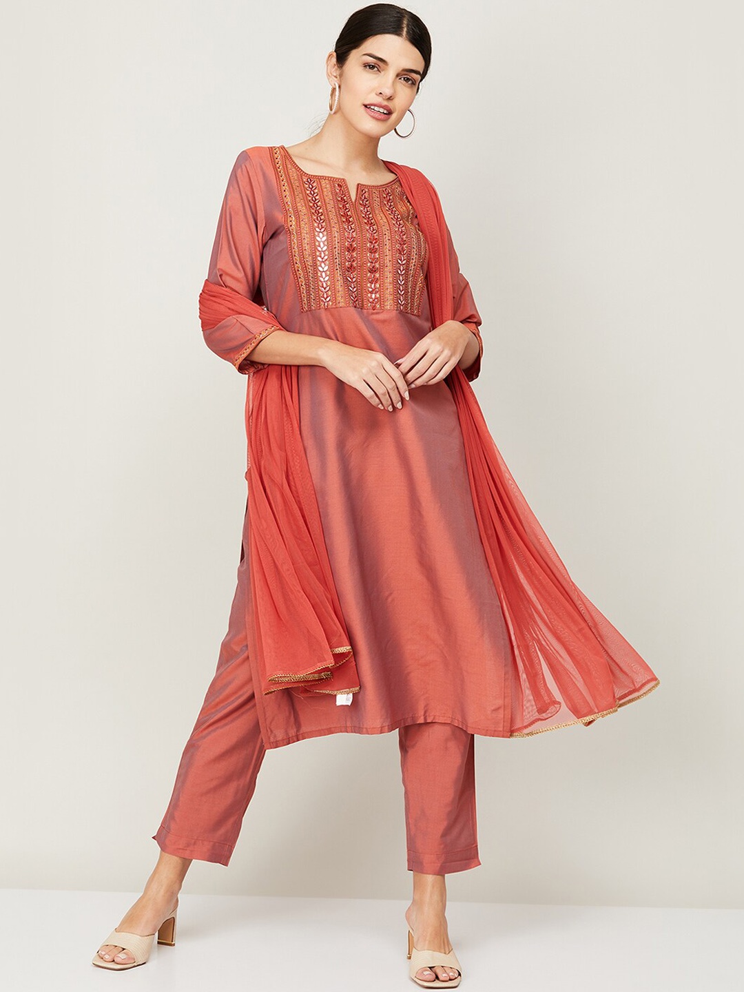 Melange by Lifestyle Women Brown & Orange Embroidered Kurta with Trousers & With Dupatta
Melange by Lifestyle Women Brown & Orange Embroidered Kurta with Trousers & With Dupatta