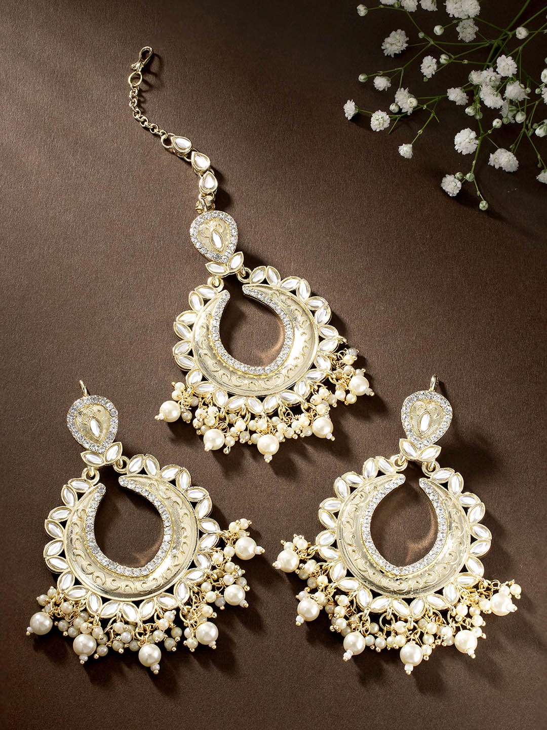 Peora White Gold-Plated Kundan Faux Pearl Studded Earrings & Maang Tikka Jewellery Set
Peora White Gold-Plated Kundan Faux Pearl Studded Earrings & Maang Tikka Jewellery Set