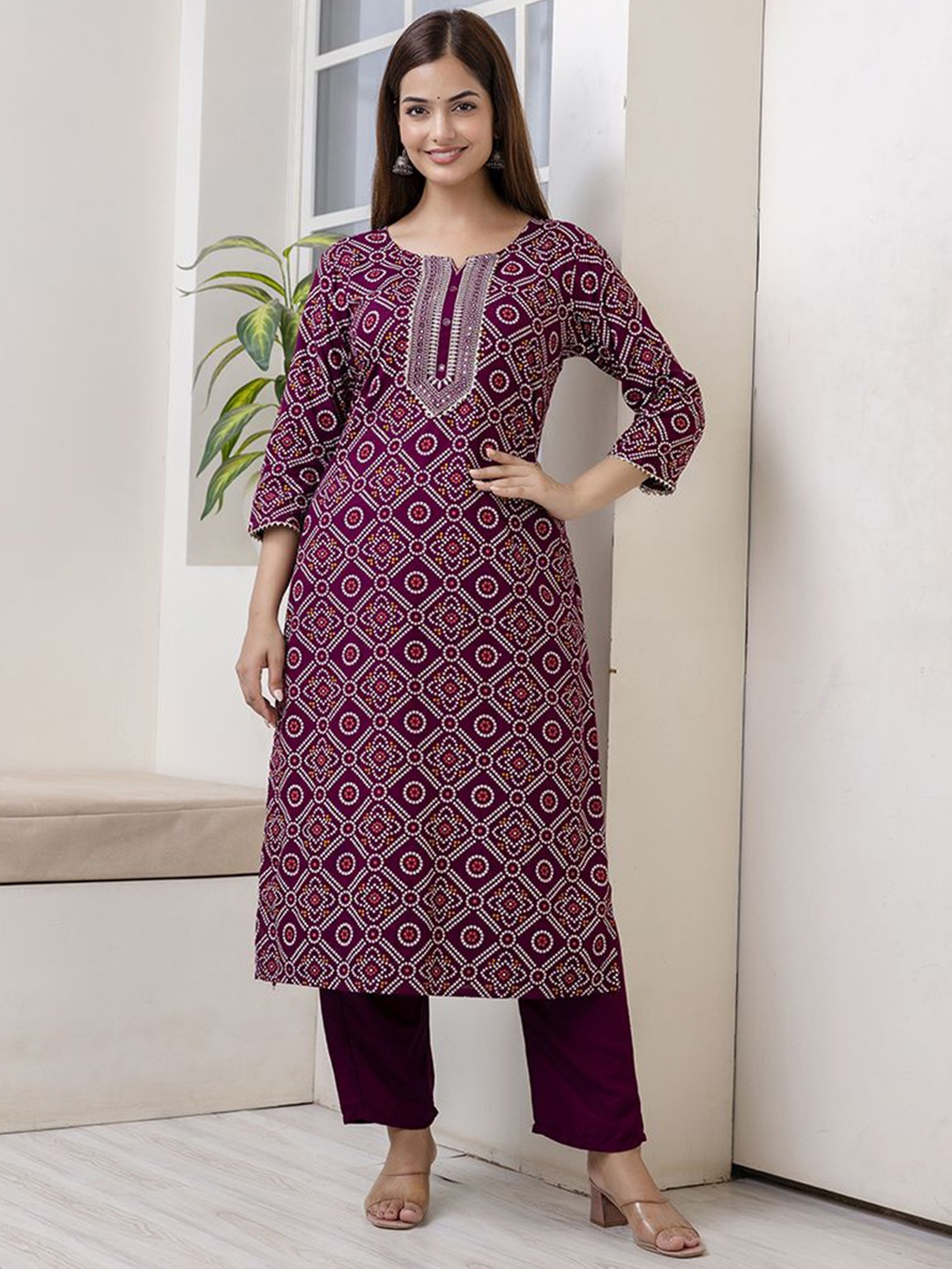 Veshviti Bandhani Printed Notched Round Neck Embroidered Mirror Work Straight Kurta, Burgundy
Veshviti Bandhani Printed Notched Round Neck Embroidered Mirror Work Straight Kurta, Burgundy