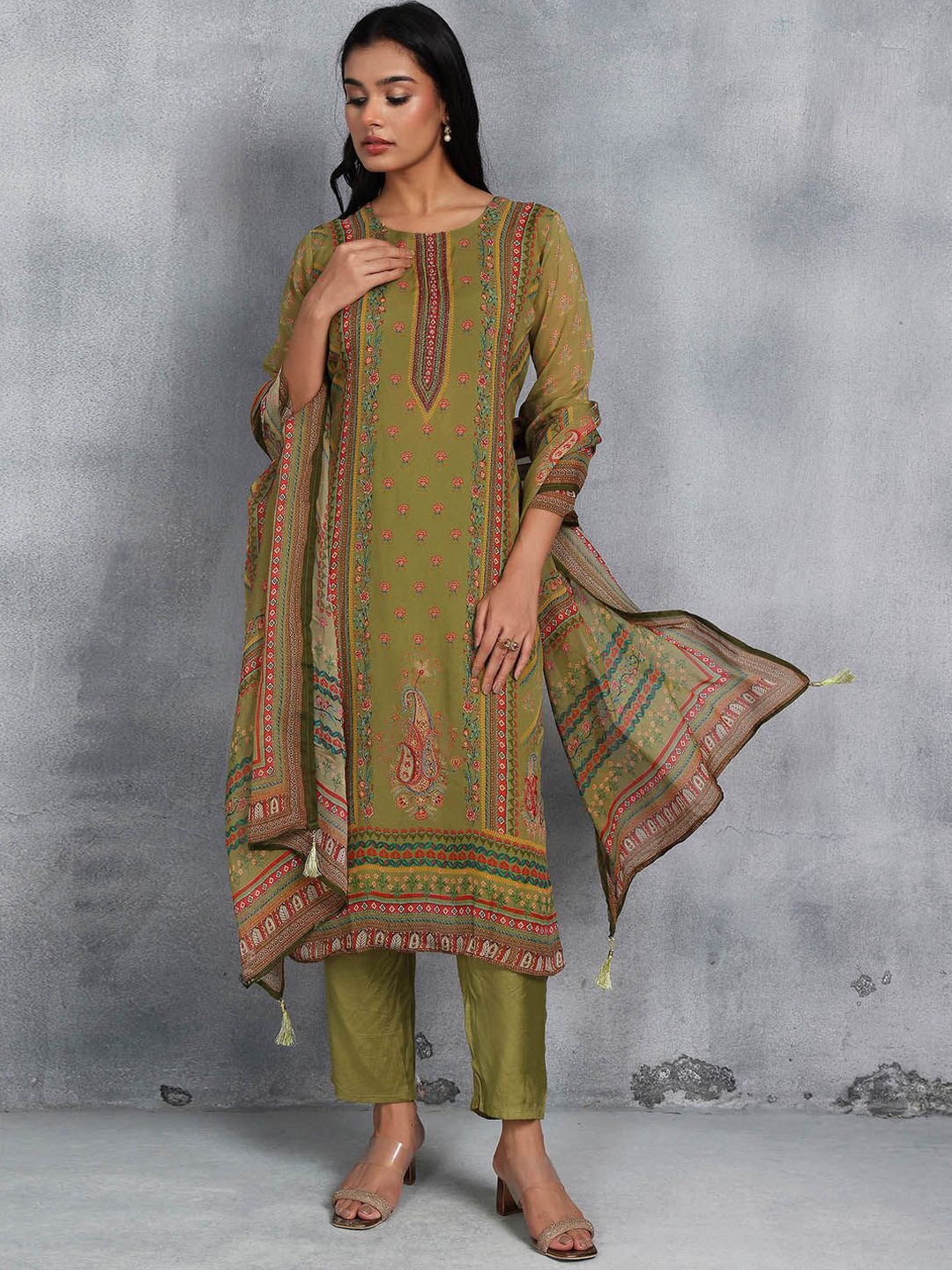 Rang by Indya Women Floral Printed Regular Kurta with Trousers & With Dupatta, Green
Rang by Indya Women Floral Printed Regular Kurta with Trousers & With Dupatta, Green