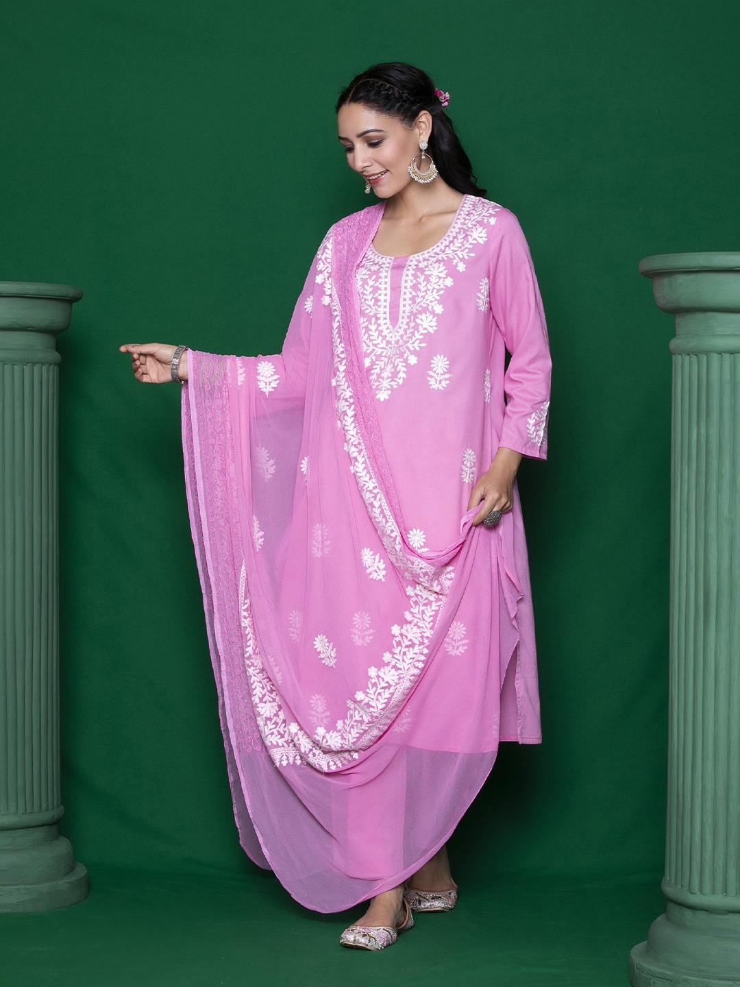 House of Chikankari Women Floral Embroidered Regular Thread Work Kurta with Trousers & With Dupatta, Pink
House of Chikankari Women Floral Embroidered Regular Thread Work Kurta with Trousers & With Dupatta, Pink