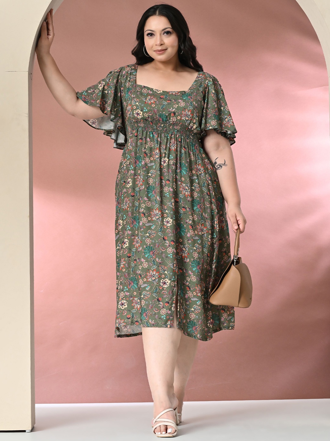 PrettyPlus by Desinoor.com Plus Size Floral Printed Flared Sleeve Empire Midi Dress, Green
PrettyPlus by Desinoor.com Plus Size Floral Printed Flared Sleeve Empire Midi Dress, Green