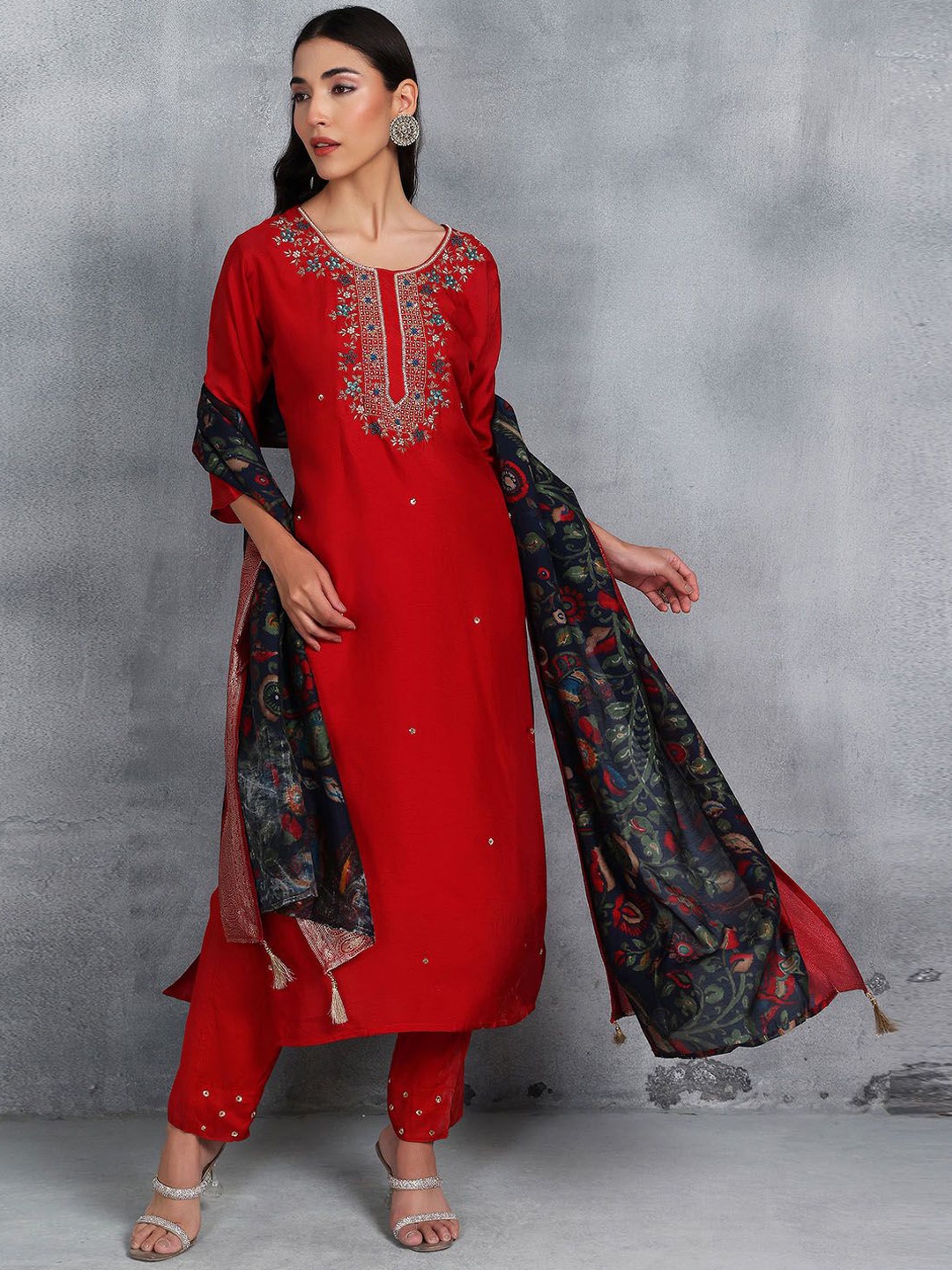 Rang by Indya Women Floral Embroidered Regular Thread Work Kurta with Trousers & With Dupatta, Red
Rang by Indya Women Floral Embroidered Regular Thread Work Kurta with Trousers & With Dupatta, Red