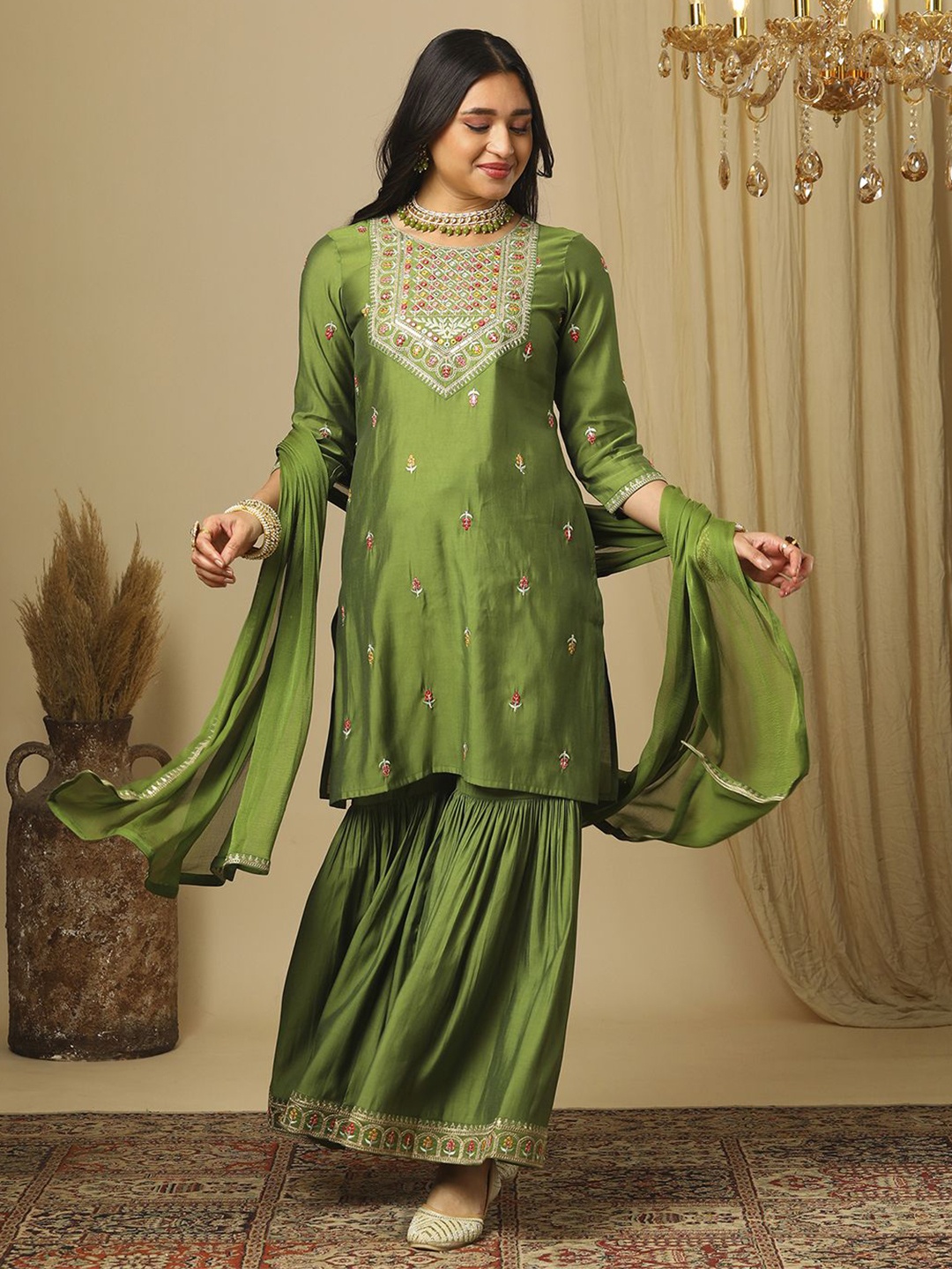 Globus Women Floral Embroidered Regular Thread Work Kurta with Sharara & With Dupatta, Green
Globus Women Floral Embroidered Regular Thread Work Kurta with Sharara & With Dupatta, Green