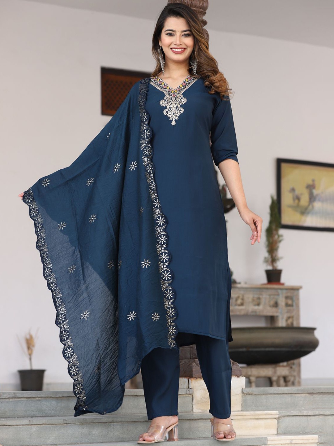 G4Girl Women Floral Embroidered Regular Thread Work Pure Silk Kurta with Trousers & With Dupatta, Blue
G4Girl Women Floral Embroidered Regular Thread Work Pure Silk Kurta with Trousers & With Dupatta, Blue