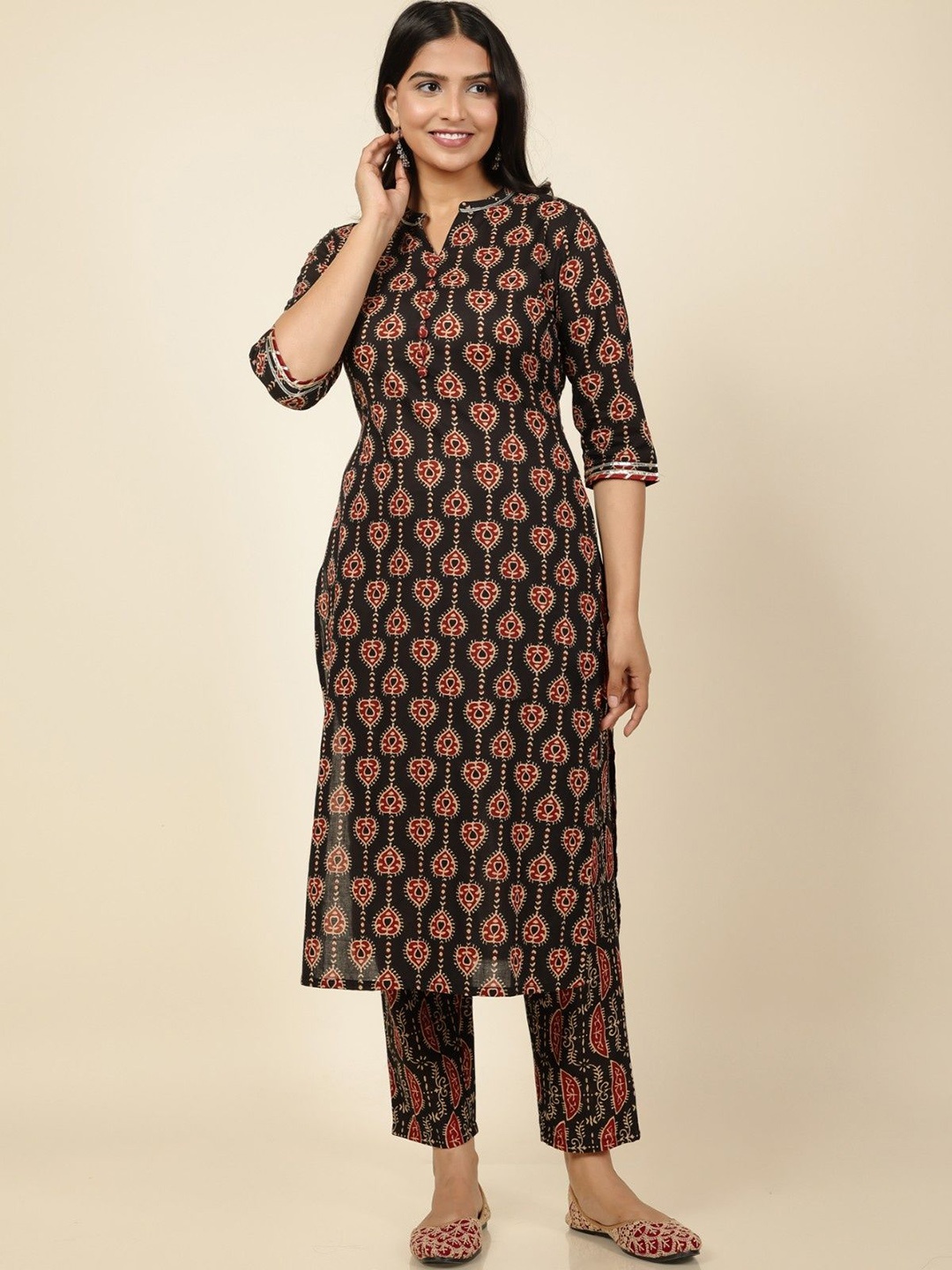 Aramya Women Printed Regular Beads and Stones Pure Cotton Kurta with Trousers, Black
Aramya Women Printed Regular Beads and Stones Pure Cotton Kurta with Trousers, Black