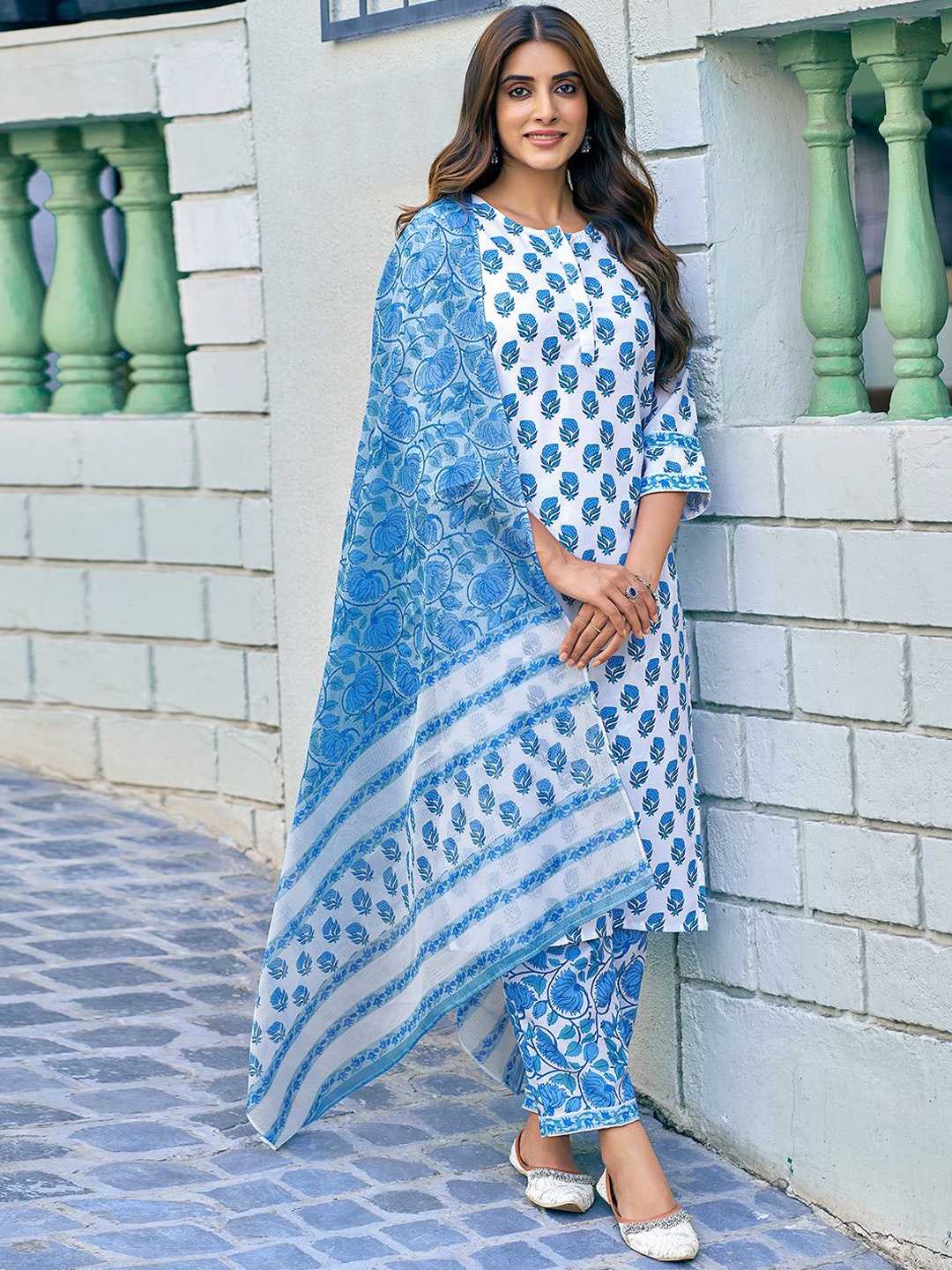 KALINI Women Floral Printed Regular Gotta Patti Kurta with Trousers & With Dupatta, White
KALINI Women Floral Printed Regular Gotta Patti Kurta with Trousers & With Dupatta, White