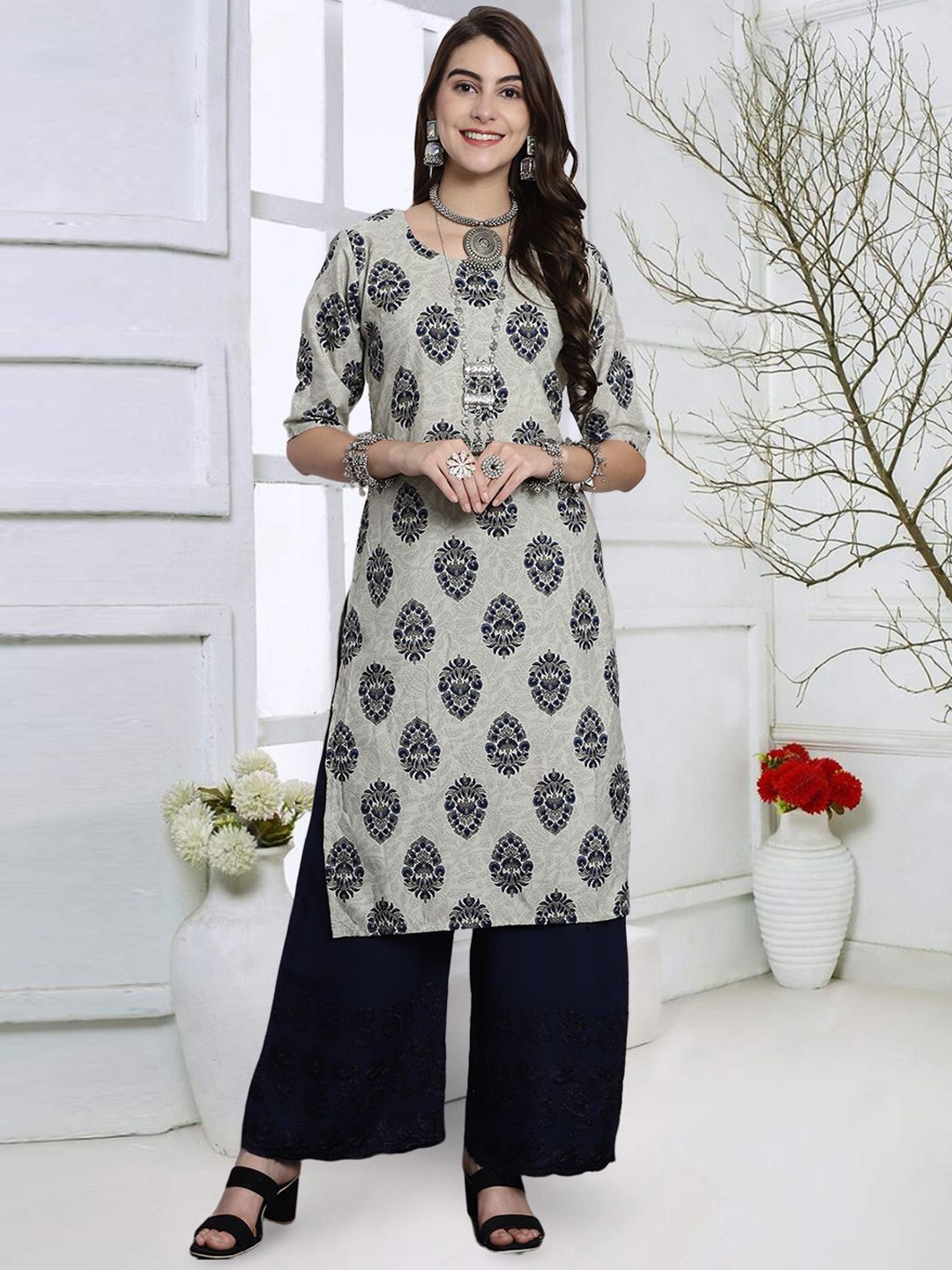 7Threads Women Geometric Yoke Design Keyhole Neck Thread Work Floral Crepe Kurta, Multi
7Threads Women Geometric Yoke Design Keyhole Neck Thread Work Floral Crepe Kurta, Multi