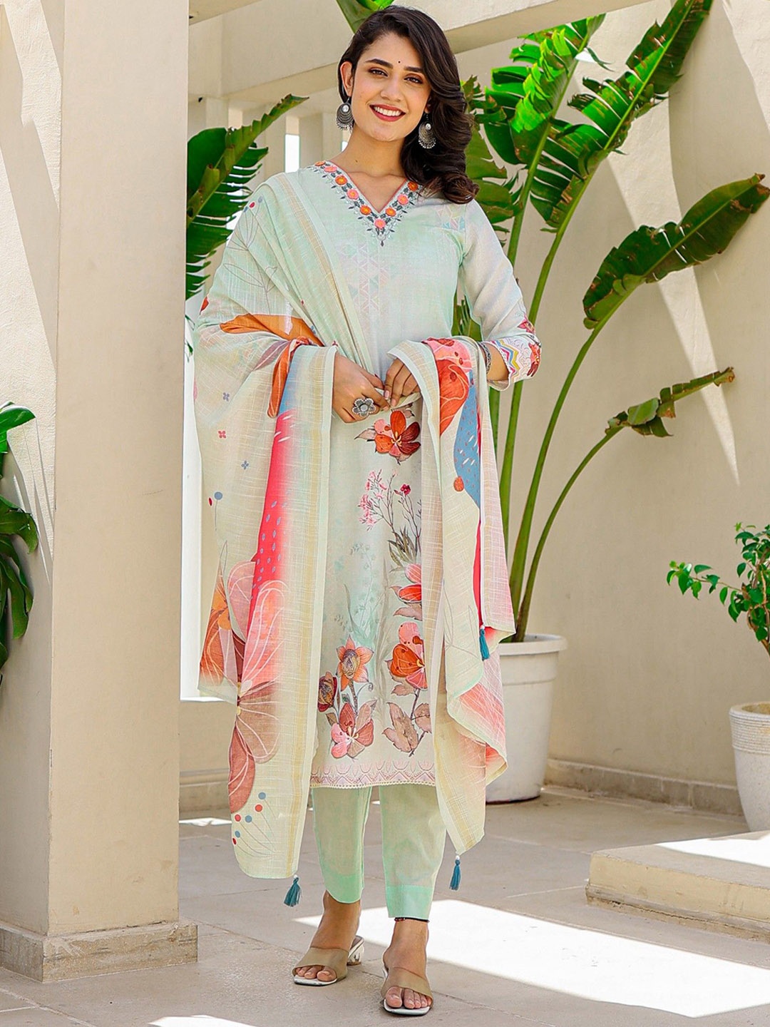 Label Khoj Floral Printed Thread Work Linen Kurta with Trousers & Dupatta, Green
Label Khoj Floral Printed Thread Work Linen Kurta with Trousers & Dupatta, Green