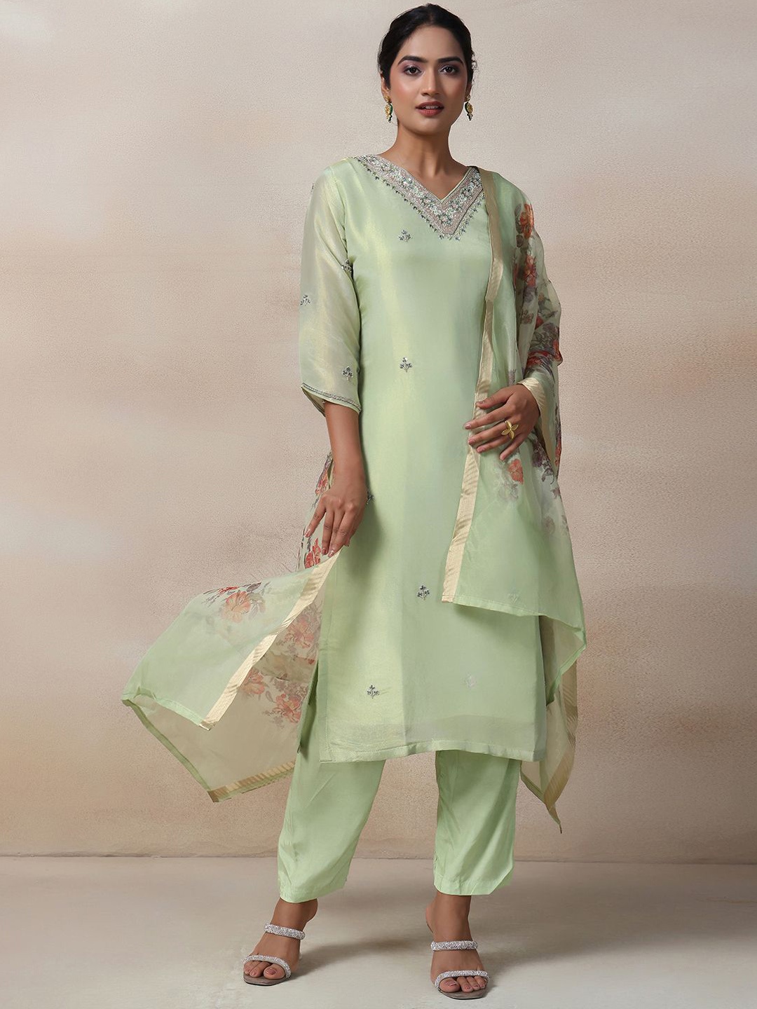 Rang by Indya Floral Embroidered Regular Beads and Stones Kurta With Trousers & Dupatta, Green
Rang by Indya Floral Embroidered Regular Beads and Stones Kurta With Trousers & Dupatta, Green