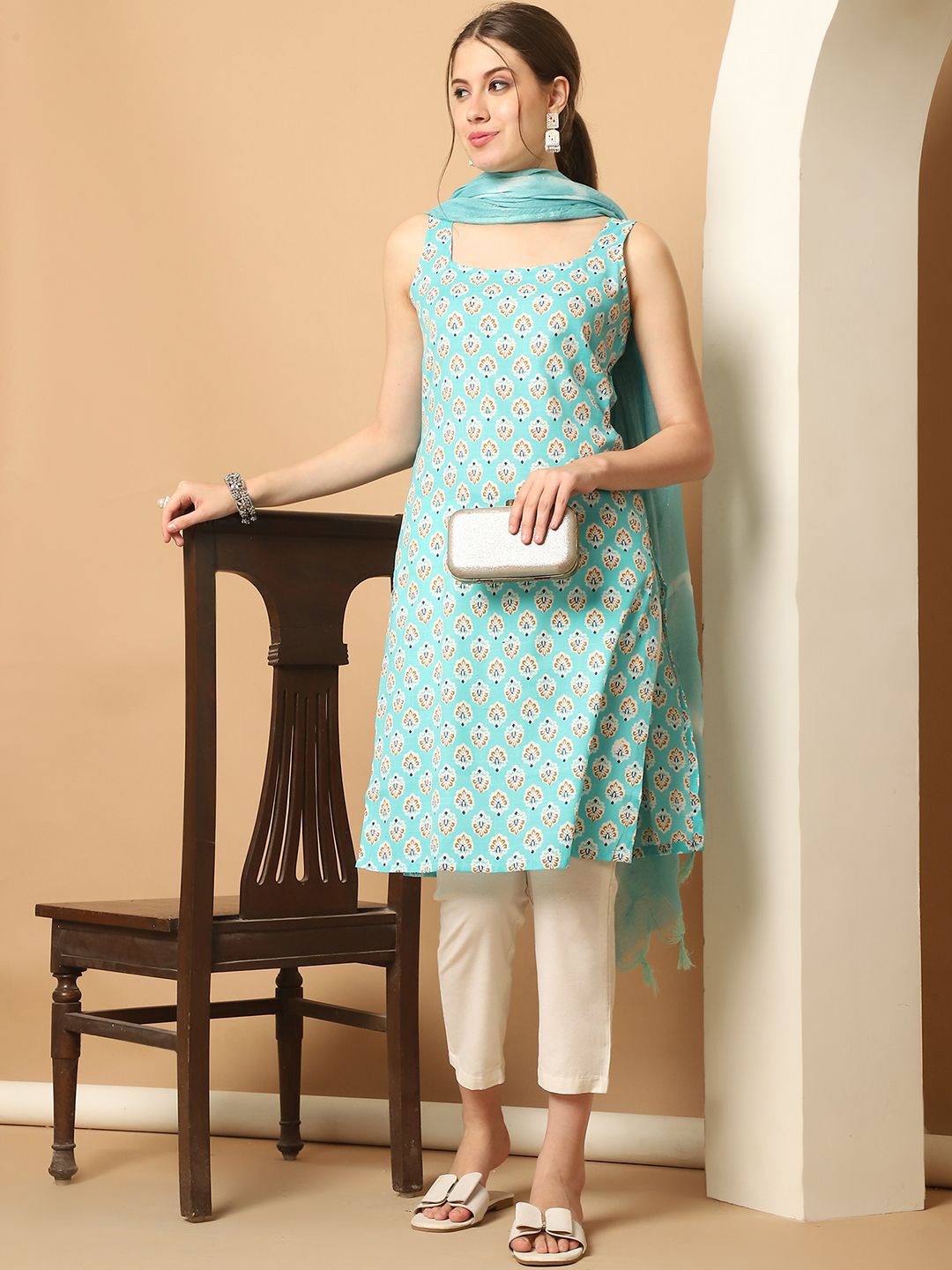 Jompers Floral Printed Square Neck Sleeveless Straight Kurta With Trousers & Dupatta, Blue
Jompers Floral Printed Square Neck Sleeveless Straight Kurta With Trousers & Dupatta, Blue
