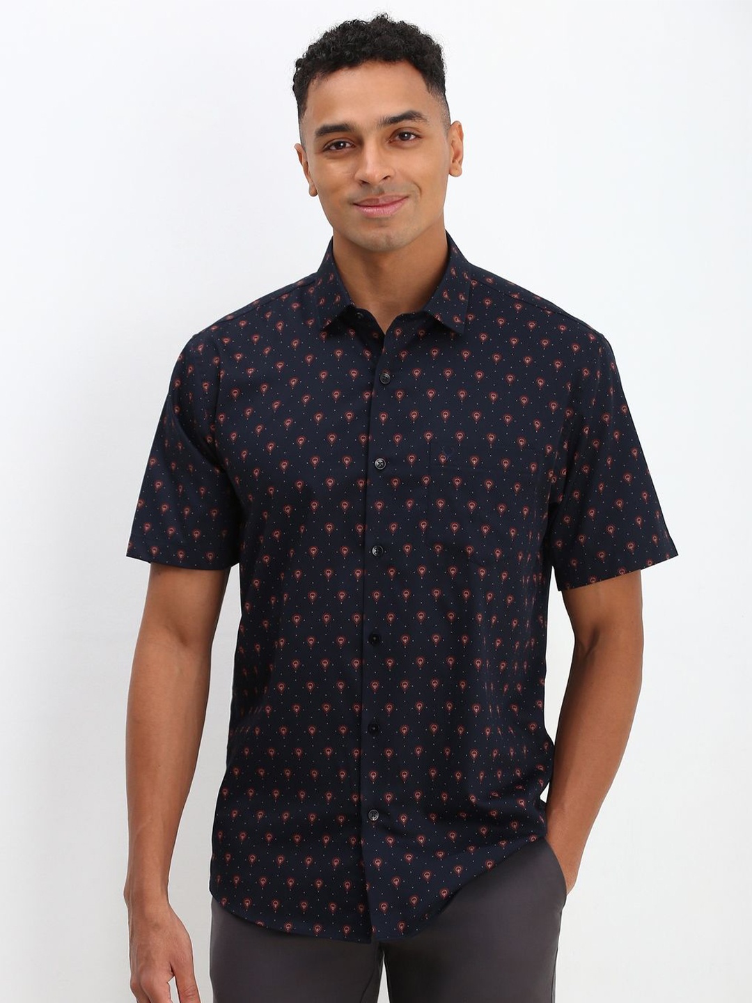 Allen Solly Men Spread Collar Conversational Printed Cotton Slim Fit Casual Shirt, Navy blue
Allen Solly Men Spread Collar Conversational Printed Cotton Slim Fit Casual Shirt, Navy blue