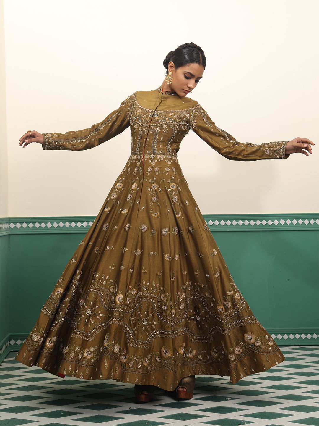 SAMANT CHAUHAN Floral Embroidered High Neck Cotton Silk Fit and Flare Maxi Ethnic Dress, Olive
SAMANT CHAUHAN Floral Embroidered High Neck Cotton Silk Fit and Flare Maxi Ethnic Dress, Olive