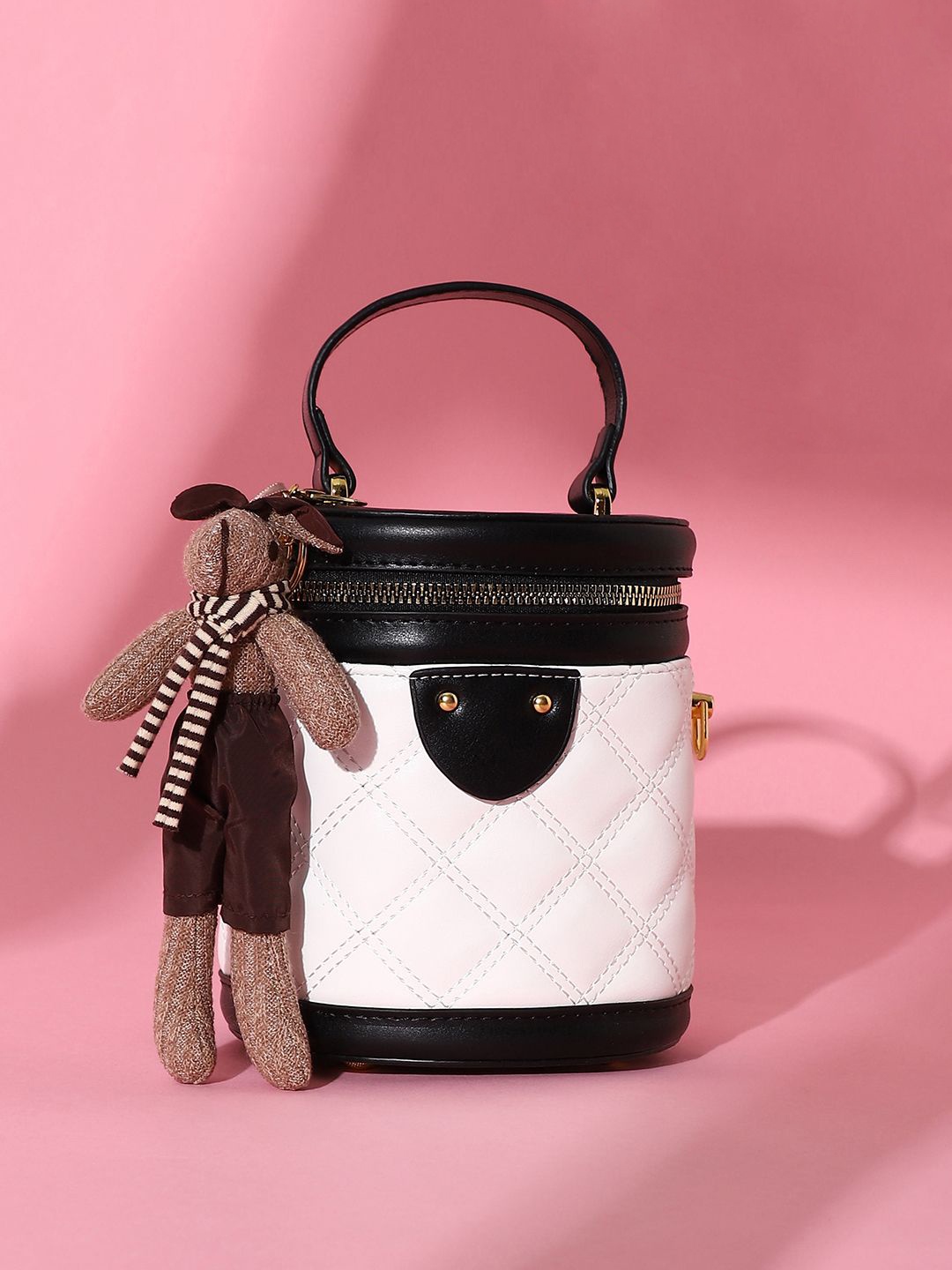 HAUTE SAUCE by Campus Sutra Colourblocked Leather Bucket Sling Bag with Tasselled, White
HAUTE SAUCE by Campus Sutra Colourblocked Leather Bucket Sling Bag with Tasselled, White