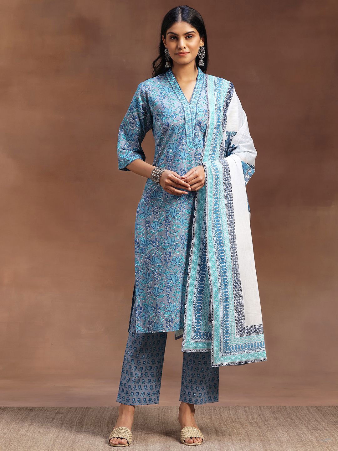 Libas Blue & White Floral Printed V-Neck Pure Cotton Kurta with Trousers & Dupatta
Libas Blue & White Floral Printed V-Neck Pure Cotton Kurta with Trousers & Dupatta