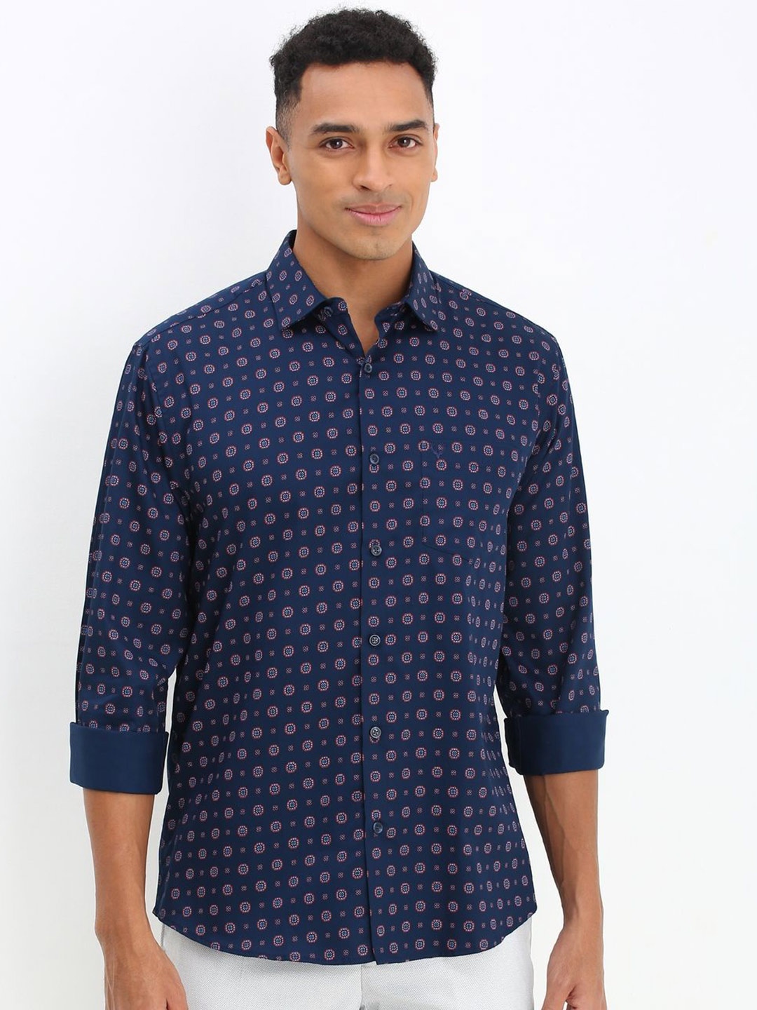 Allen Solly Men Spread Collar Geometric Printed Cotton Slim Fit Casual Shirt, Navy blue
Allen Solly Men Spread Collar Geometric Printed Cotton Slim Fit Casual Shirt, Navy blue