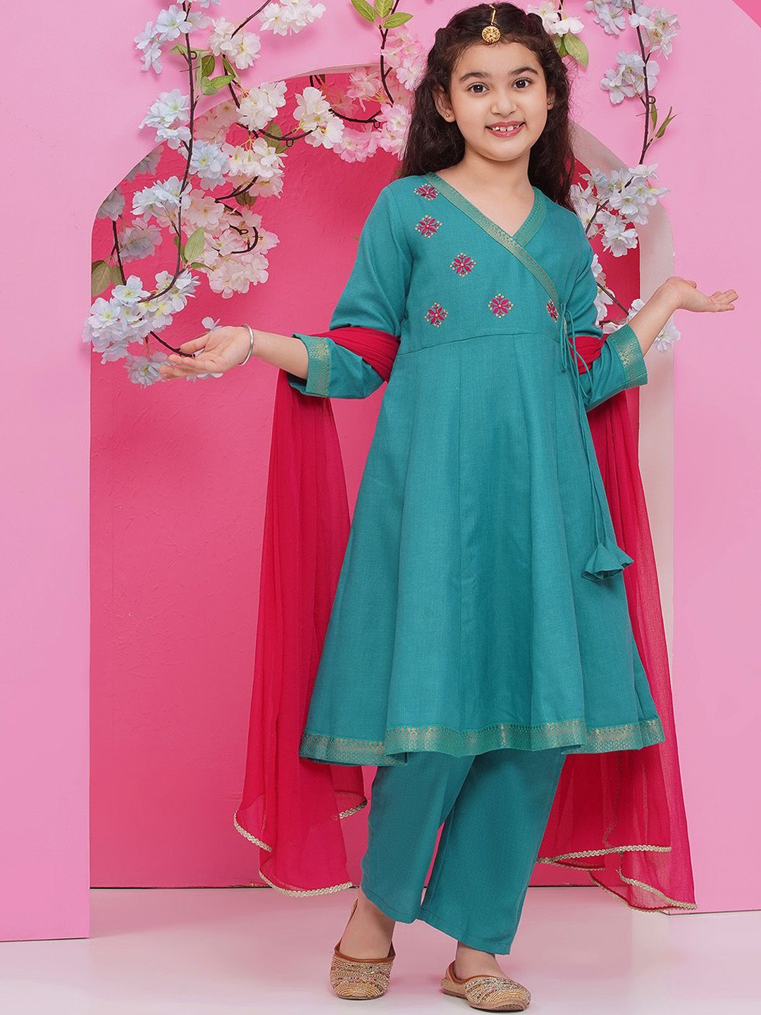 Bitiya by Bhama Girls Ethnic Motifs Embroidered Angrakha Gotta Patti Pure Cotton Kurta with Trousers & With, Green
Bitiya by Bhama Girls Ethnic Motifs Embroidered Angrakha Gotta Patti Pure Cotton Kurta with Trousers & With, Green