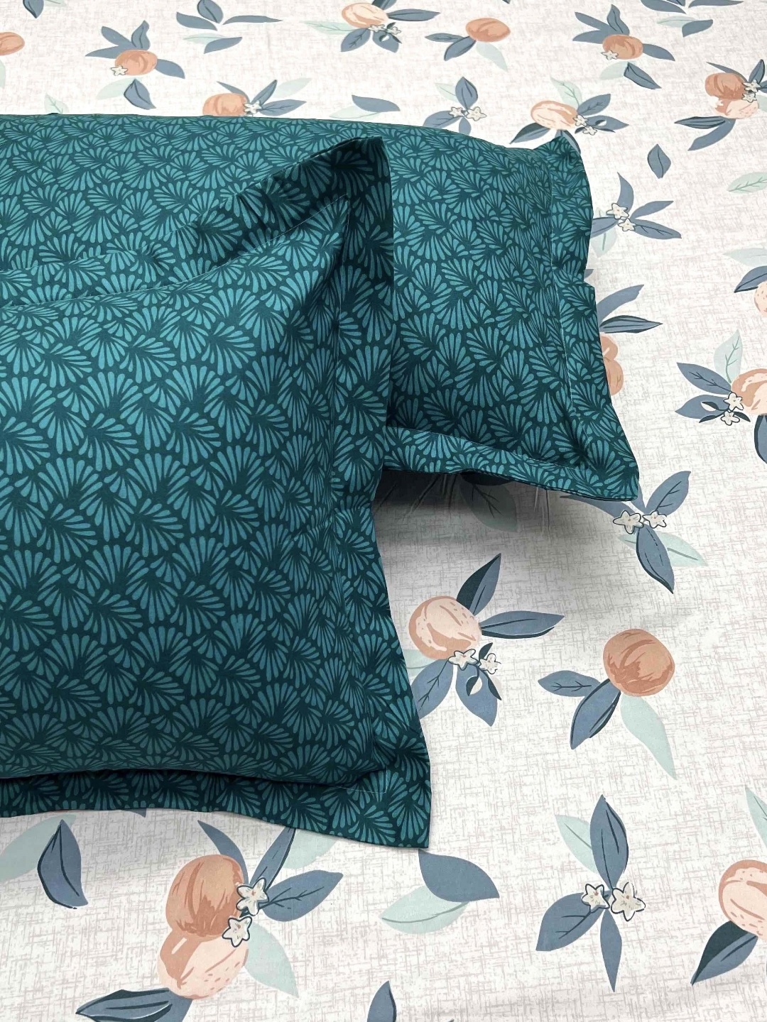 Pure Decor leisure fur White Floral Cotton 300 TC King Bedsheet with 2 Pillow Covers
Pure Decor leisure fur White Floral Cotton 300 TC King Bedsheet with 2 Pillow Covers