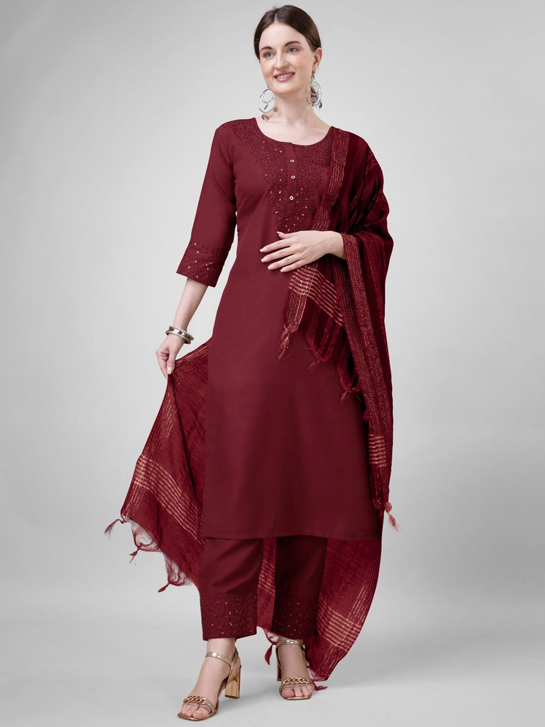 WILNERCROWN Floral Embroidered Regular Sequinned Kurta With Trousers & Dupatta, Maroon
WILNERCROWN Floral Embroidered Regular Sequinned Kurta With Trousers & Dupatta, Maroon