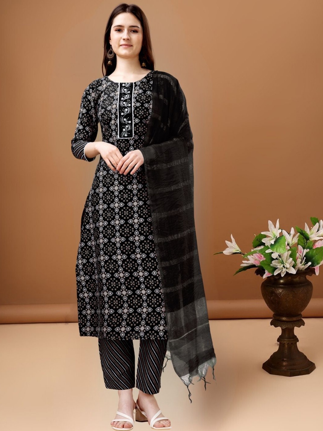 MAGMINA Ethnic Motifs Printed Straight Sequinned Kurta with Trousers & Dupatta, Black
MAGMINA Ethnic Motifs Printed Straight Sequinned Kurta with Trousers & Dupatta, Black