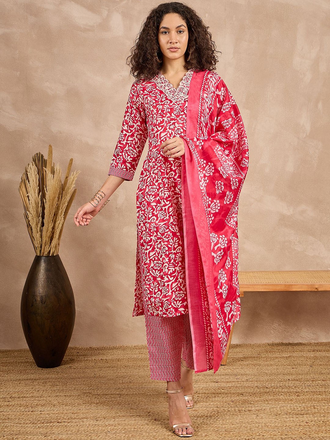 all about you Floral Printed Pure Cotton Straight Kurta With Trousers & Dupatta, Red
all about you Floral Printed Pure Cotton Straight Kurta With Trousers & Dupatta, Red